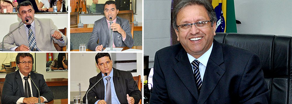 A bancada do Solidariedade na Assembleia Legislativa já está de malas prontas para embarcar no governo Marcelo Miranda (PMDB); negociações para que os deputados Amélio Cayres, Wanderlei Barbosa, Vilmar do Detran e Jorge Frederico deixem a oposição, pela qual foram eleitos, e aumentem a base do governo já estão avançadas; faltam pequenos detalhes; um deles é oficializar a saída do ex-governador Sandoval Cardoso (SD), que se afastou da política desde as eleições do ano passado, do comando da legenda no estado; o deputado federal e presidente nacional do Solidariedade, Paulo Pereira da Silva (SP), deve definir até o fim da próxima semana quem deverá comandar o partido no Tocantins (Foto: Aquiles Lins) A bancada do Solidariedade na Assembleia Legislativa já está de malas prontas para embarcar no governo Marcelo Miranda (PMDB); negociações para que os deputados Amélio Cayres, Wanderlei Barbosa, Vilmar do Detran e Jorge Frederico deixem a oposição, pela qual foram eleitos, e aumentem a base do governo já estão avançadas; faltam pequenos detalhes; um deles é oficializar a saída do ex-governador Sandoval Cardoso (SD), que se afastou da política desde as eleições do ano passado, do comando da legenda no estado; o deputado federal e presidente nacional do Solidariedade, Paulo Pereira da Silva (SP), deve definir até o fim da próxima semana quem deverá comandar o partido no Tocantins