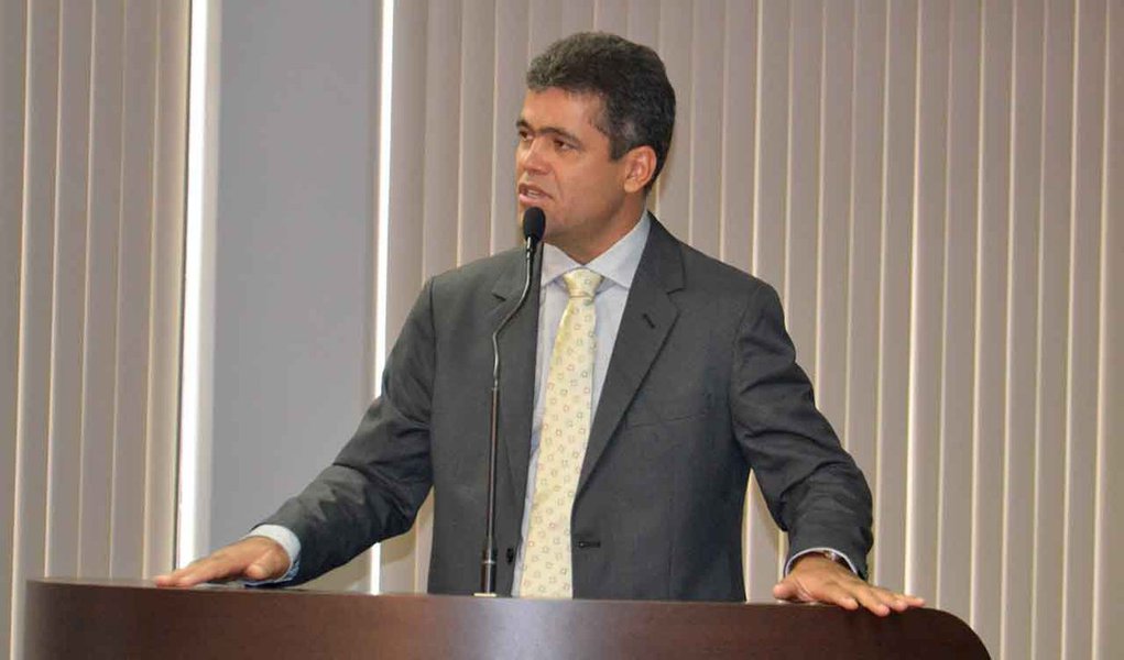 O vereador Milton Neris (PR) questionou a decisão da Justiça Federal de aplicar multa de R$ 1 milhão ao governo do Estado por desabastecimento de medicamentos e insumos nos hospitais da rede pública estadual; para Neris, a Ação é até nobre, mas direcionar os recursos do cofre público para o Fundo Nacional de Direito Difuso é um retrocesso. "Depositar esse dinheiro em um fundo é inadmissível, haja visto que temos tantas carências na Saúde para serem resolvidas", questionou (Foto: Aquiles Lins) O vereador Milton Neris (PR) questionou a decisão da Justiça Federal de aplicar multa de R$ 1 milhão ao governo do Estado por desabastecimento de medicamentos e insumos nos hospitais da rede pública estadual; para Neris, a Ação é até nobre, mas direcionar os recursos do cofre público para o Fundo Nacional de Direito Difuso é um retrocesso. "Depositar esse dinheiro em um fundo é inadmissível, haja visto que temos tantas carências na Saúde para serem resolvidas", questionou