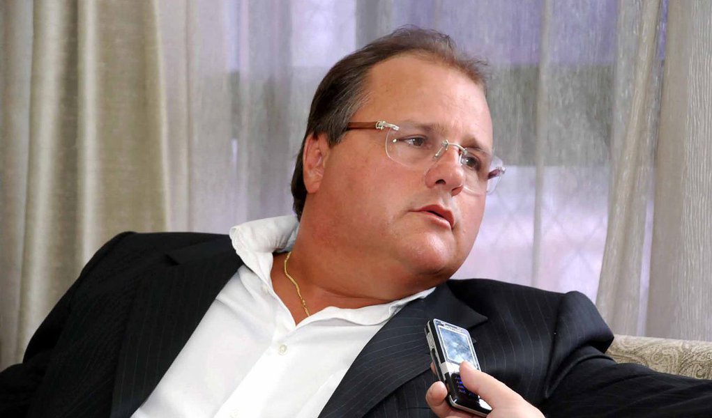 Presidente do PMDB-BA, o ex-ministro Geddel Vieira Lima quer explicação sobre a indicação pelo partido do lobista Fernando Baiano, que tem contra ele mandado de prisão temporária e está foragido; “Eu tenho 30 anos de militância partidária e nunca ouvi falar desse cidadão”; ele é apontado pelos delatores da Lava Jato como 'operador' do PMDB na Petrobras; Geddel afirma que a legenda deve se manifestar oficialmente para deixar "bem claro que esse cidadão não tem nenhum vínculo com a instituição partidária" (Foto: Leonardo Lucena) Presidente do PMDB-BA, o ex-ministro Geddel Vieira Lima quer explicação sobre a indicação pelo partido do lobista Fernando Baiano, que tem contra ele mandado de prisão temporária e está foragido; “Eu tenho 30 anos de militância partidária e nunca ouvi falar desse cidadão”; ele é apontado pelos delatores da Lava Jato como 'operador' do PMDB na Petrobras; Geddel afirma que a legenda deve se manifestar oficialmente para deixar "bem claro que esse cidadão não tem nenhum vínculo com a instituição partidária"