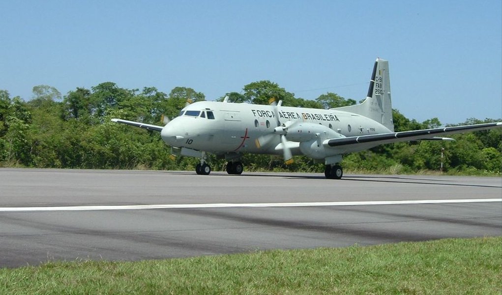 A presidente Dilma Rousseff vai editar na próxima semana um decreto proibindo os seus 39 ministros de usarem aeronaves da Força Aérea Brasileira para retornar aos seus Estados de origem, o que ocorre geralmente nos fins de semana; a informação foi divulgada nesta quinta (2) pela assessoria de imprensa do Palácio do Planalto; os ministros só poderão requisitar a aeronave para seus Estados de origem em casos excepcionais, quando houver compromisso de trabalho na mesma data e local; medida foi tomada sob o argumento da necessidade de ajuste das contas federais (Foto: Valter Lima) A presidente Dilma Rousseff vai editar na próxima semana um decreto proibindo os seus 39 ministros de usarem aeronaves da Força Aérea Brasileira para retornar aos seus Estados de origem, o que ocorre geralmente nos fins de semana; a informação foi divulgada nesta quinta (2) pela assessoria de imprensa do Palácio do Planalto; os ministros só poderão requisitar a aeronave para seus Estados de origem em casos excepcionais, quando houver compromisso de trabalho na mesma data e local; medida foi tomada sob o argumento da necessidade de ajuste das contas federais