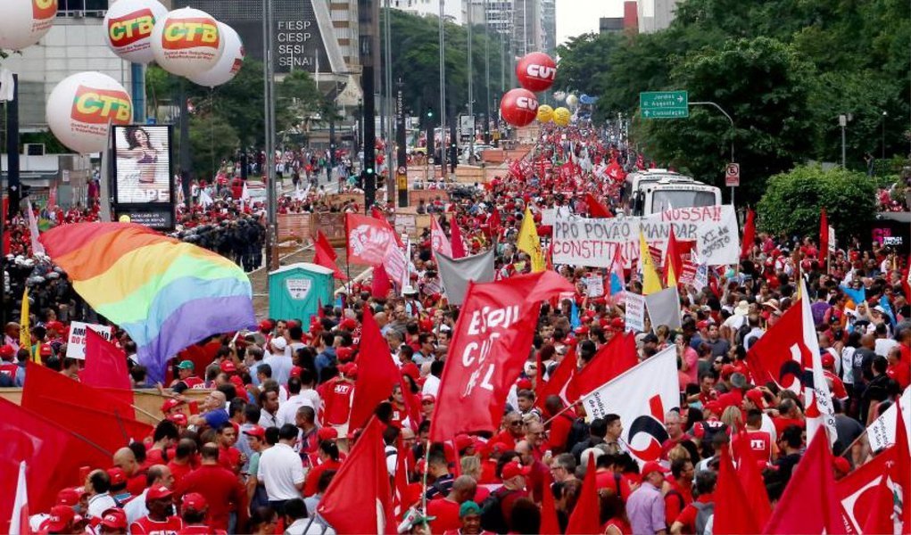 Cerca de 40 mil pessoas se reuniram pelas ruas de São Paulo para protestar no Dia Nacional de Lutas em Defesa dos Direitos dos Trabalhadores, da Democracia, da Petrobras e pela Reforma Política; durante o percurso, os manifestantes gritavam "Fica, Dilma"; representante da Federação Única dos Petroleiros (FUP), João Antonio de Moraes, destacou a unidade dos protestos que ocorrem hoje em várias capitais do país; "Trabalhadores do campo e da cidade dizem que paralisar a Petrobras é paralisar o Brasil. São cerca de 1,5 milhão de empregos que giram em torno da indústria do petróleo. Entregar o pré-sal é um crime, e o povo não permitirá" (Foto: Paulo Emílio) Cerca de 40 mil pessoas se reuniram pelas ruas de São Paulo para protestar no Dia Nacional de Lutas em Defesa dos Direitos dos Trabalhadores, da Democracia, da Petrobras e pela Reforma Política; durante o percurso, os manifestantes gritavam "Fica, Dilma"; representante da Federação Única dos Petroleiros (FUP), João Antonio de Moraes, destacou a unidade dos protestos que ocorrem hoje em várias capitais do país; "Trabalhadores do campo e da cidade dizem que paralisar a Petrobras é paralisar o Brasil. São cerca de 1,5 milhão de empregos que giram em torno da indústria do petróleo. Entregar o pré-sal é um crime, e o povo não permitirá"