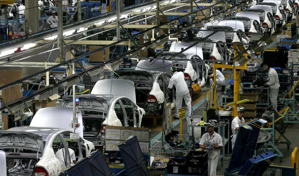O governo negociou a renovação de seu tratado de cota de automóveis com o México, informou o Ministério das Relações Exteriores neste domingo, em acordo que visa proteger o setor automotivo brasileiro; tratado original de 2012 impôs tarifas de até 35% das exportações acima de um limite anual de cerca de US$ 1,5 bilhão de dólares, com o livre comércio de veículos autorizado após seu término, no dia 19 de março; Brasil pediu ao México para estender o acordo que alivia o problema de uma indústria que demitiu centenas de trabalhadores nos últimos meses (Foto: Aquiles Lins) O governo negociou a renovação de seu tratado de cota de automóveis com o México, informou o Ministério das Relações Exteriores neste domingo, em acordo que visa proteger o setor automotivo brasileiro; tratado original de 2012 impôs tarifas de até 35% das exportações acima de um limite anual de cerca de US$ 1,5 bilhão de dólares, com o livre comércio de veículos autorizado após seu término, no dia 19 de março; Brasil pediu ao México para estender o acordo que alivia o problema de uma indústria que demitiu centenas de trabalhadores nos últimos meses