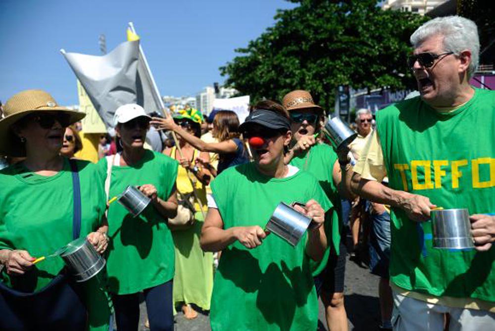 A orla de Copacabana, na zona sul do Rio, está tomada de manifestantes de diferentes movimentos e com diferentes bandeiras neste domingo; manifestantes marcham por uma das pistas da Avenida Atlântica; embora os três carros de som peçam impeachment da presidente Dilma Rousseff e saída do PT do poder, muitos grupos aproveitam o evento para fazer outras reivindicações; o advogado Eduardo Lima, que é contra o impeachment, segurava um cartaz pedindo reforma política; "A única solução é uma nova Constituição que inclui como crime hediondo a corrupção. Tirar a Dilma não adianta" (Foto: Romulo Faro) A orla de Copacabana, na zona sul do Rio, está tomada de manifestantes de diferentes movimentos e com diferentes bandeiras neste domingo; manifestantes marcham por uma das pistas da Avenida Atlântica; embora os três carros de som peçam impeachment da presidente Dilma Rousseff e saída do PT do poder, muitos grupos aproveitam o evento para fazer outras reivindicações; o advogado Eduardo Lima, que é contra o impeachment, segurava um cartaz pedindo reforma política; "A única solução é uma nova Constituição que inclui como crime hediondo a corrupção. Tirar a Dilma não adianta"