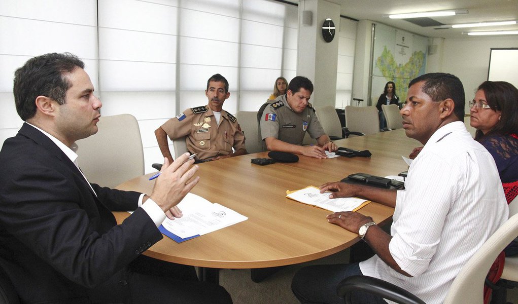 O governador de Alagoas, Renan Filho (PMDB), alterou toda a sua agenda para receber representantes de movimentos sociais que lutam pela reforma agrária e a agricultura familiar; durante os encontros com vários segmentos, ele garantiu que vai dialogar com todas as entidades; “a marca do Governo será o diálogo direto com as secretarias e todas as vezes que houver obstrução do diálogo o Gabinete Civil vai estar à disposição”, garantiu (Foto: Voney Malta) O governador de Alagoas, Renan Filho (PMDB), alterou toda a sua agenda para receber representantes de movimentos sociais que lutam pela reforma agrária e a agricultura familiar; durante os encontros com vários segmentos, ele garantiu que vai dialogar com todas as entidades; “a marca do Governo será o diálogo direto com as secretarias e todas as vezes que houver obstrução do diálogo o Gabinete Civil vai estar à disposição”, garantiu