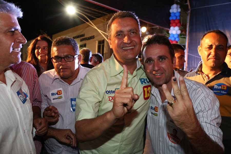 Em comício em Ipirá, o candidato do PT ao governo do Estado reiterou seu "compromisso" de investir em infraestrutura, saúde e educação e garantiu que a região da Chapada Diamantina terá sua Universidade Federal; "Educação é o único patrimônio que pais pobres podem dar aos seus filhos e não vou deixar que os estudantes parem de estudar por falta de dinheiro"; o governador Jaques Wagner disse que Rui sabe bem do que fala. "Estudou em escola pública, fez curso técnico e se formou na Ufba - na época, a única Federal da Bahia" (Foto: Romulo Faro) Em comício em Ipirá, o candidato do PT ao governo do Estado reiterou seu "compromisso" de investir em infraestrutura, saúde e educação e garantiu que a região da Chapada Diamantina terá sua Universidade Federal; "Educação é o único patrimônio que pais pobres podem dar aos seus filhos e não vou deixar que os estudantes parem de estudar por falta de dinheiro"; o governador Jaques Wagner disse que Rui sabe bem do que fala. "Estudou em escola pública, fez curso técnico e se formou na Ufba - na época, a única Federal da Bahia"