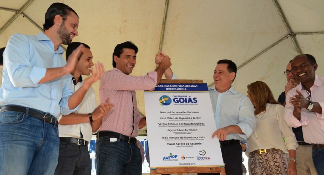 Governador e comitiva estiveram na cidade para entrega de pavimentação asfáltica que liga município a quatro empresa e um cheque comunitário para construção de uma praça no Setor Vela Vista; Marconi anunciou que já depositou R$ 500 mil conta da prefeitura para construção do Hospital Municipal de Trindade, um sonho antigo da população (Foto: José Barbacena) Governador e comitiva estiveram na cidade para entrega de pavimentação asfáltica que liga município a quatro empresa e um cheque comunitário para construção de uma praça no Setor Vela Vista; Marconi anunciou que já depositou R$ 500 mil conta da prefeitura para construção do Hospital Municipal de Trindade, um sonho antigo da população