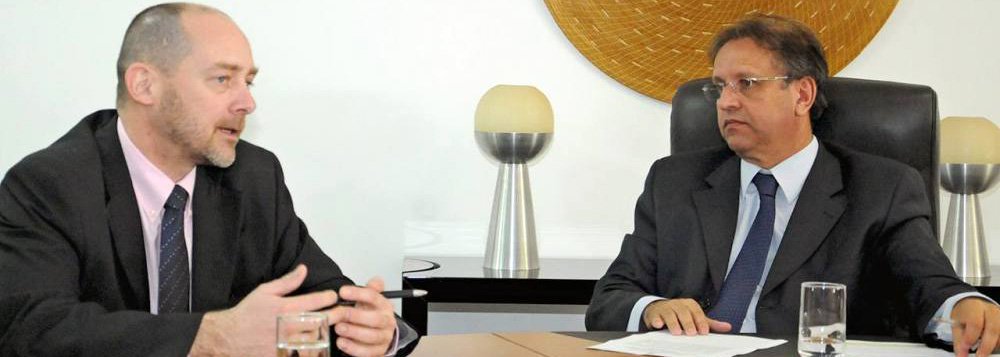 Durante reunião com o governador Marcelo Miranda (PMDB) nessa quinta-feira, 5, o gerente de Projetos do Banco Mundial, Eric Lancelot, garantiu o apoio da instituição para o governo continuar a execução do Projeto de Desenvolvimento Regional Integrado Sustentável (PDRIS); Lancelot elogiou o governo; "O Tocantins está em dia com esse apoio que o banco oferece, o projeto está bem segmentado e dentro da nossa linha de atuação. Trata-se de uma boa parceria e que vem de longas datas. Estamos aqui para reafirmar essa parceria”, avaliou; o PDRIS disponibiliza investimentos de US$ 375 milhões para obras em transporte rodoviário e dos serviços públicos em 72 municípios tocantinenses (Foto: Aquiles Lins) Durante reunião com o governador Marcelo Miranda (PMDB) nessa quinta-feira, 5, o gerente de Projetos do Banco Mundial, Eric Lancelot, garantiu o apoio da instituição para o governo continuar a execução do Projeto de Desenvolvimento Regional Integrado Sustentável (PDRIS); Lancelot elogiou o governo; "O Tocantins está em dia com esse apoio que o banco oferece, o projeto está bem segmentado e dentro da nossa linha de atuação. Trata-se de uma boa parceria e que vem de longas datas. Estamos aqui para reafirmar essa parceria”, avaliou; o PDRIS disponibiliza investimentos de US$ 375 milhões para obras em transporte rodoviário e dos serviços públicos em 72 municípios tocantinenses