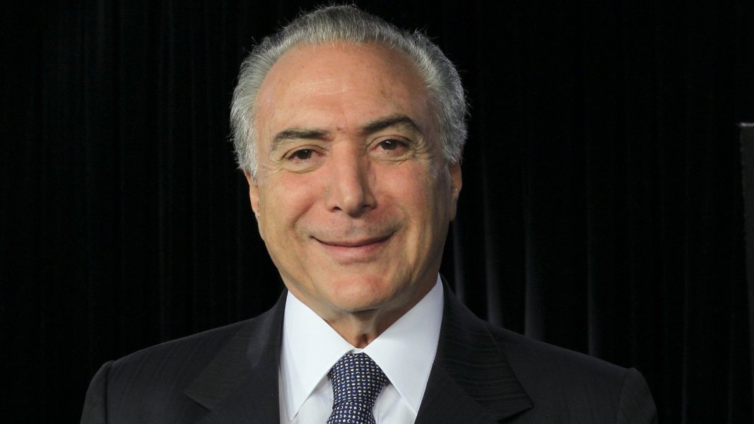A indicação do vice-presidente Michel Temer para assumir a articulação política do Planalto com o Congresso traz como consequência sua chance de recuperar o poder que vem perdendo sistematicamente para duas 'feras': os presidentes do Senado, Renan Calheiros (AL), e da Câmara dos Deputados, Eduardo Cunha (RJ); para a batalha interna, Temer conta conta com aliados como o ministro Eliseu Padilha, Henrique Alves, que transita entre o seu grupo e o de Cunha, e o senador Jader Barbalho (PA), que possui capacidade de articulação interna e já mostrou que vai estar na linha de frente em defesa do governo (Foto: Romulo Faro) A indicação do vice-presidente Michel Temer para assumir a articulação política do Planalto com o Congresso traz como consequência sua chance de recuperar o poder que vem perdendo sistematicamente para duas 'feras': os presidentes do Senado, Renan Calheiros (AL), e da Câmara dos Deputados, Eduardo Cunha (RJ); para a batalha interna, Temer conta conta com aliados como o ministro Eliseu Padilha, Henrique Alves, que transita entre o seu grupo e o de Cunha, e o senador Jader Barbalho (PA), que possui capacidade de articulação interna e já mostrou que vai estar na linha de frente em defesa do governo