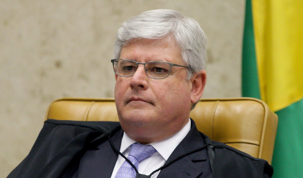 Procurador-geral da República, Rodrigo Janot, ordenou à assessoria parlamentar que visite líderes da base e oposição no Congresso para que votem contra a MP 657, a que beneficia os delegados federais e aumenta o poder da categoria nos inquéritos policiais; a assessoria de Janot nega que ele tenha telefonado para os líderes, mas informa que a assessoria parlamentar tem liberdade para atuar pelos benefícios à classe (Foto: Leonardo Araújo) Procurador-geral da República, Rodrigo Janot, ordenou à assessoria parlamentar que visite líderes da base e oposição no Congresso para que votem contra a MP 657, a que beneficia os delegados federais e aumenta o poder da categoria nos inquéritos policiais; a assessoria de Janot nega que ele tenha telefonado para os líderes, mas informa que a assessoria parlamentar tem liberdade para atuar pelos benefícios à classe