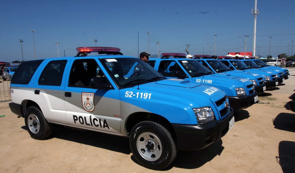 Levantamento feito pelo jornal O Globo apontou que é, no mínio um contraste os entre veículos usados por policiais e a retórica dos baixos salários; conforme pesquisa, soldados e sargentos, com remunerações de R$ 2,3 mil e R$ 4 mil, respectivamente, podem ser vistos dirigindo modelos que custam até 43 vezes o valor das duas remunerações como os utilitários Honda CR-V EXL e Hyundai Santa Fé e as caminhonetes Amarok CD High e Nissan Frontier, com tração 4x4; no 9º BPM (Rocha Miranda), por exemplo, está lotado um sargento proprietário de um Hyundai avaliada em R$ 102 mil, segundo Fipe (Foto: Leonardo Lucena) Levantamento feito pelo jornal O Globo apontou que é, no mínio um contraste os entre veículos usados por policiais e a retórica dos baixos salários; conforme pesquisa, soldados e sargentos, com remunerações de R$ 2,3 mil e R$ 4 mil, respectivamente, podem ser vistos dirigindo modelos que custam até 43 vezes o valor das duas remunerações como os utilitários Honda CR-V EXL e Hyundai Santa Fé e as caminhonetes Amarok CD High e Nissan Frontier, com tração 4x4; no 9º BPM (Rocha Miranda), por exemplo, está lotado um sargento proprietário de um Hyundai avaliada em R$ 102 mil, segundo Fipe