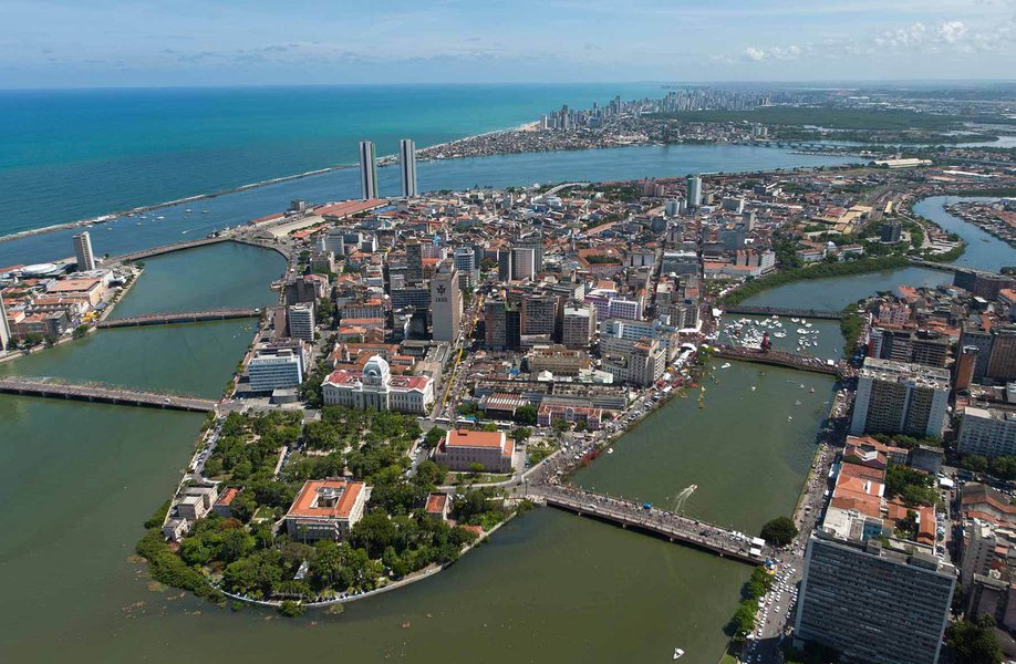 O Recife terá R$ 122,3 milhões em novos recursos para serem utilizados em obras de mobilidade urbana; o montante anunciado, pelo prefeito Geraldo Julio (PSB), será originário do Ministério das Cidades e será utilizado na implantação de cinco corredores de ônibus e na elaboração de projetos das linhas Centro e Sul do Veículo Leve sobre Trilhos (VLT); a expectativa é que as licitações necessárias às obras aconteçam no primeiro semestre de 2015 (Foto: Paulo Emílio) O Recife terá R$ 122,3 milhões em novos recursos para serem utilizados em obras de mobilidade urbana; o montante anunciado, pelo prefeito Geraldo Julio (PSB), será originário do Ministério das Cidades e será utilizado na implantação de cinco corredores de ônibus e na elaboração de projetos das linhas Centro e Sul do Veículo Leve sobre Trilhos (VLT); a expectativa é que as licitações necessárias às obras aconteçam no primeiro semestre de 2015