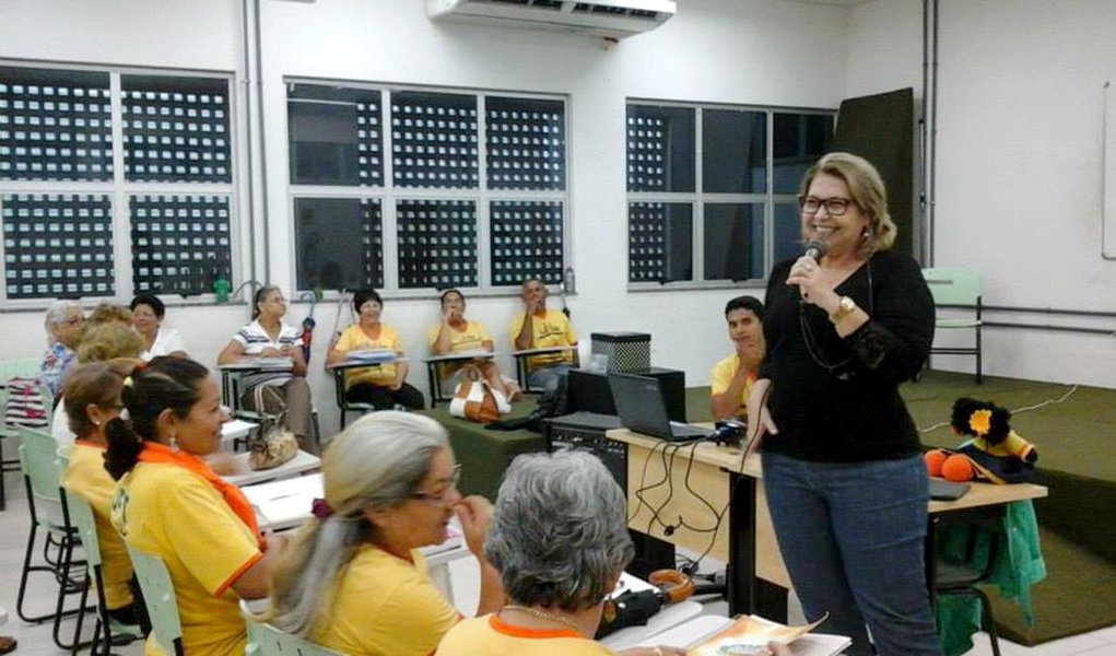 Coordenadora da Universidade da Maturidade (UMA), Neila Barbosa Osório, receberá no dia 26 de novembro a Medalha do Mérito Legislativo, concedida pela da Câmara dos Deputados; a indicação é do deputado federal Eduardo Gomes (SD) e sua suplente, Nilmar Ruiz (PEN); "Pelos serviços prestados pela educadora na luta por mais dignidade para pessoas da terceira idade"; os alunos da UMA recebem aulas de direitos humanos, saúde do idoso, gerontologia, música, informática e várias outras áreas do conhecimento (Foto: Aquiles Lins) Coordenadora da Universidade da Maturidade (UMA), Neila Barbosa Osório, receberá no dia 26 de novembro a Medalha do Mérito Legislativo, concedida pela da Câmara dos Deputados; a indicação é do deputado federal Eduardo Gomes (SD) e sua suplente, Nilmar Ruiz (PEN); "Pelos serviços prestados pela educadora na luta por mais dignidade para pessoas da terceira idade"; os alunos da UMA recebem aulas de direitos humanos, saúde do idoso, gerontologia, música, informática e várias outras áreas do conhecimento