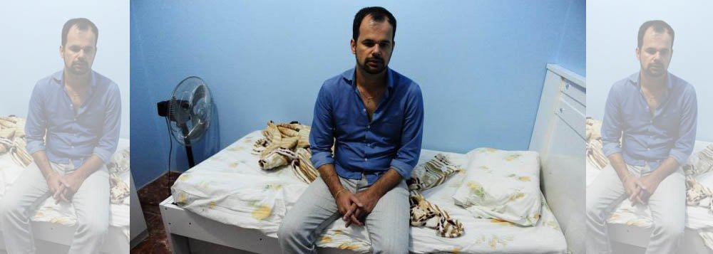 Policiais da Delegacia de Roubos da Divisão Especial de Investigação e Capturas (Deic) libertaram do cativeiro o prefeito de Mostardas, Alexandre Galdino Dorneles Lopes, em Gravataí, a região metropolitana; um dos sequestradores foi morto em confronto com a polícia; os agentes prenderam ainda um casal e apreenderam dois adolescentes (Foto: Leonardo Lucena) Policiais da Delegacia de Roubos da Divisão Especial de Investigação e Capturas (Deic) libertaram do cativeiro o prefeito de Mostardas, Alexandre Galdino Dorneles Lopes, em Gravataí, a região metropolitana; um dos sequestradores foi morto em confronto com a polícia; os agentes prenderam ainda um casal e apreenderam dois adolescentes