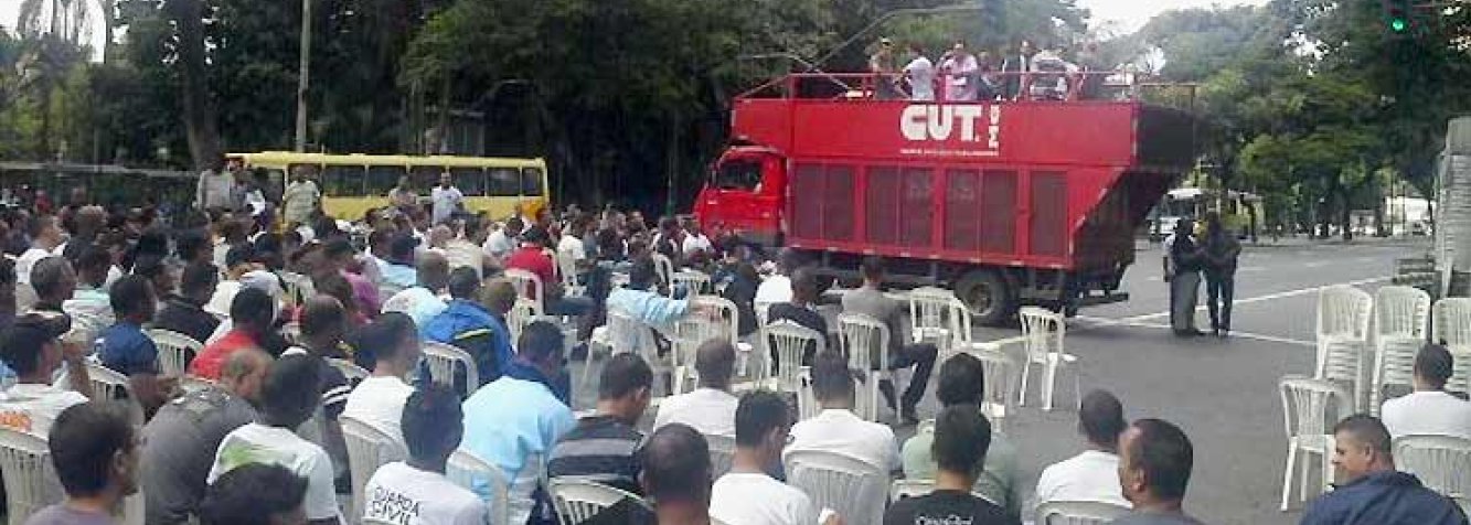 A Guarda Municipal decidiu manter a greve por tempo indeterminado em Belo Horizonte; a categoria rejeitou a proposta apresentada pela prefeitura sobre o porte de arma de fogo durante o trabalho e pedem mais agilidade no processo; em nota, o Executivo municipal informou que está providenciando a contratação de uma empresa especializada em treinamento de porte de arma; a prestação do serviço deve começar em outubro deste ano e, com isso, a prefeitura prevê que todo o efetivo esteja armado em janeiro de 2016 (Foto: Leonardo Lucena) A Guarda Municipal decidiu manter a greve por tempo indeterminado em Belo Horizonte; a categoria rejeitou a proposta apresentada pela prefeitura sobre o porte de arma de fogo durante o trabalho e pedem mais agilidade no processo; em nota, o Executivo municipal informou que está providenciando a contratação de uma empresa especializada em treinamento de porte de arma; a prestação do serviço deve começar em outubro deste ano e, com isso, a prefeitura prevê que todo o efetivo esteja armado em janeiro de 2016