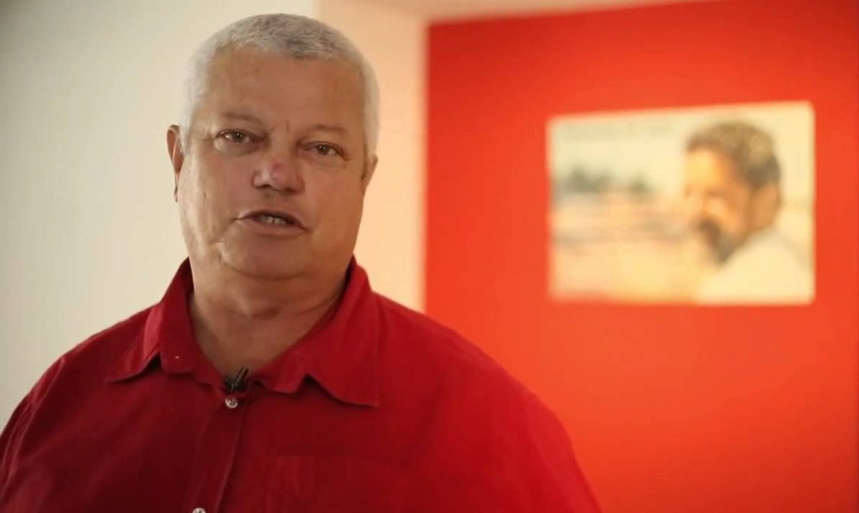 O presidente do PT na Bahia, Everaldo Anunciação, mostra "desconfiança total" em relação à pesquisa do Instituto Sensus divulgada na noite de ontem (4) pela TV Aratu, a qual aponta o candidato do DEM ao governo do Estado, Paulo Souto, com 43% das intenções de voto, contra 16% do petista Rui Costa e 10% de Lídice da Mata, do PSB. Para Everaldo, a consulta é "no mínimo suspeita"; "Espero que não seja qualquer tentativa de fraude porque os números que temos internamente são bem mais positivos para Rui" (Foto: Romulo Faro) O presidente do PT na Bahia, Everaldo Anunciação, mostra "desconfiança total" em relação à pesquisa do Instituto Sensus divulgada na noite de ontem (4) pela TV Aratu, a qual aponta o candidato do DEM ao governo do Estado, Paulo Souto, com 43% das intenções de voto, contra 16% do petista Rui Costa e 10% de Lídice da Mata, do PSB. Para Everaldo, a consulta é "no mínimo suspeita"; "Espero que não seja qualquer tentativa de fraude porque os números que temos internamente são bem mais positivos para Rui"