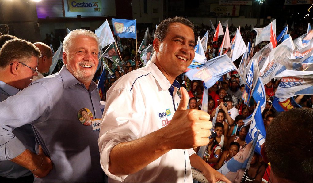 No comício de encerramento de uma caravana que visitou seis municípios do Vale do Jiquiriçá, além de Jequié e Cravolândia, o candidato ao governo baiano pelo PT, Rui Costa, pediu que o povo compare os projetos políticos que estão sendo apresentados antes de votar ; já o governador Jaques Wagner afirmou que a velha política foi encerrada em 2006 (Foto: Voney Malta) No comício de encerramento de uma caravana que visitou seis municípios do Vale do Jiquiriçá, além de Jequié e Cravolândia, o candidato ao governo baiano pelo PT, Rui Costa, pediu que o povo compare os projetos políticos que estão sendo apresentados antes de votar ; já o governador Jaques Wagner afirmou que a velha política foi encerrada em 2006