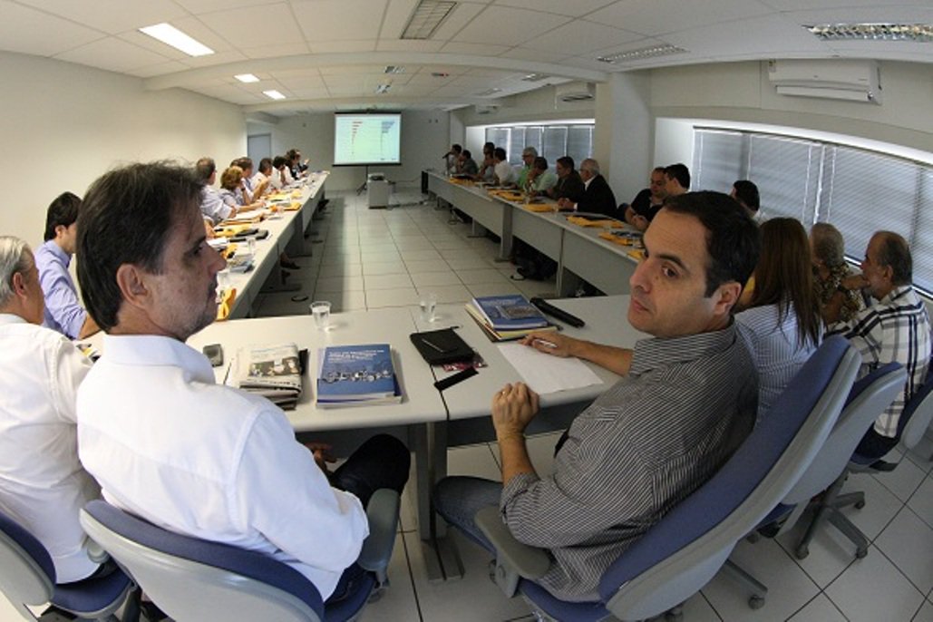 Em um cenário de previsão pessimista para a economia nacional e global em 2015, o governador eleito de Pernambuco, Paulo Câmara (PSB), garantiu que o estado não tão afetado; o futuro chefe do Executivo pernambucano ressaltou que há o estado tem "muitos projetos em andamento"; "Se continuarmos esse ritmo de crescimento que nós estamos tendo nesses últimos anos, Pernambuco esse ano vai crescer mais de 2% do PIB. O Brasil não vai crescer. Se mantivermos esse ritmo de crescer mais de dois pontos do que o Brasil a gente tem tudo para superar bem todo tipo de dificuldade que haja em 2015″, disse (Foto: Leonardo Lucena) Em um cenário de previsão pessimista para a economia nacional e global em 2015, o governador eleito de Pernambuco, Paulo Câmara (PSB), garantiu que o estado não tão afetado; o futuro chefe do Executivo pernambucano ressaltou que há o estado tem "muitos projetos em andamento"; "Se continuarmos esse ritmo de crescimento que nós estamos tendo nesses últimos anos, Pernambuco esse ano vai crescer mais de 2% do PIB. O Brasil não vai crescer. Se mantivermos esse ritmo de crescer mais de dois pontos do que o Brasil a gente tem tudo para superar bem todo tipo de dificuldade que haja em 2015″, disse
