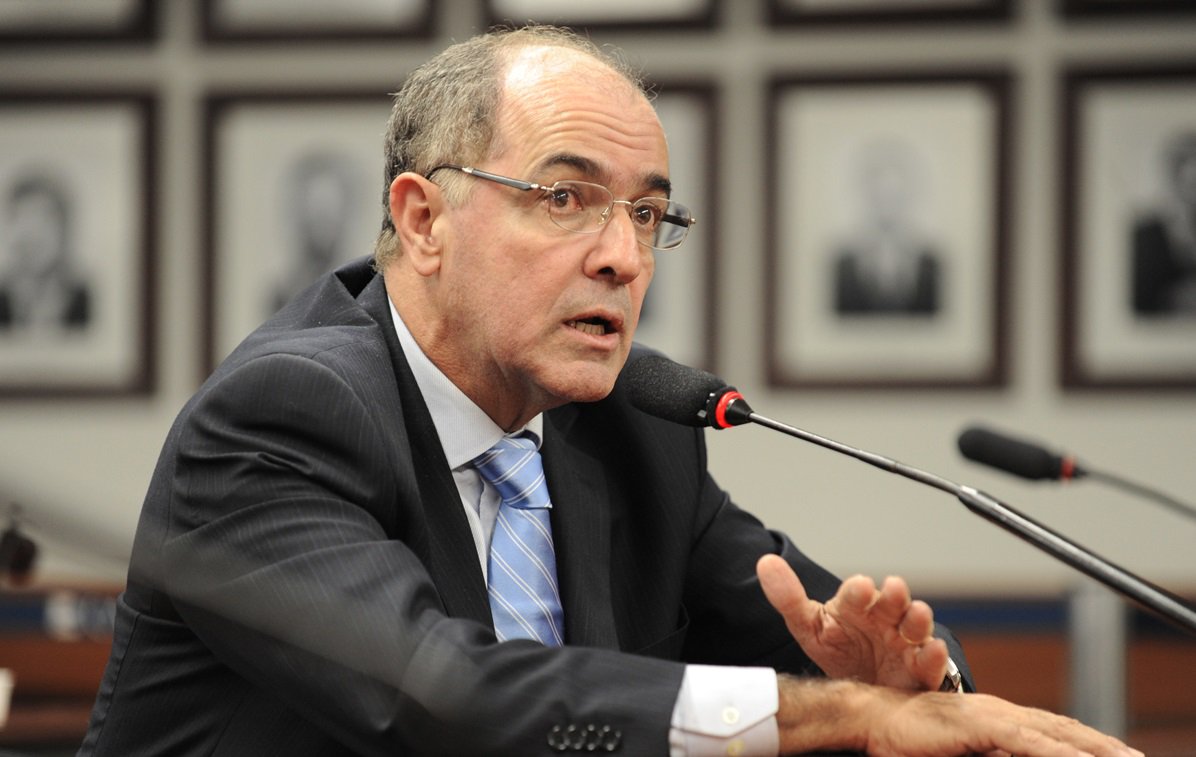 Afirmativa é do presidente do DEM na Bahia, deputado José Carlos Aleluia; ele criticou os representantes do PT na Comissão de Constituição e Justiça da Câmara ontem (26); mesmo em minoria, os petistas não permitiram o debate sobre a redução da maioridade penal na reunião; "Sem qualquer motivo, eles obstruíam a sessão numa demonstração clara que estão satisfeitos com o trágico fato de as nossas crianças estarem sendo usadas pelo crime" (Foto: Romulo Faro) Afirmativa é do presidente do DEM na Bahia, deputado José Carlos Aleluia; ele criticou os representantes do PT na Comissão de Constituição e Justiça da Câmara ontem (26); mesmo em minoria, os petistas não permitiram o debate sobre a redução da maioridade penal na reunião; "Sem qualquer motivo, eles obstruíam a sessão numa demonstração clara que estão satisfeitos com o trágico fato de as nossas crianças estarem sendo usadas pelo crime"