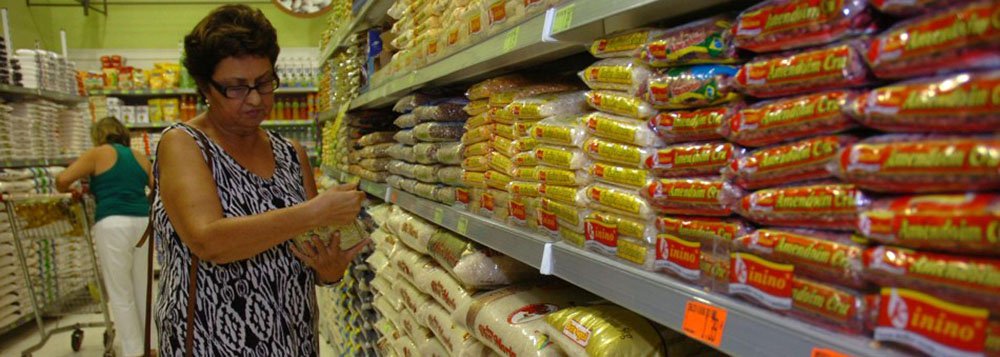 Segundo dados da Receita Federal divulgados nesta sexta-feira 19, a carga tributária bateu novo recorde no Brasil; o Produto Interno Bruto totalizou R$ 4,844 trilhões no ano passado, com os brasileiros desembolsando R$ 1,741 trilhão para pagar os impostos (Foto: Gisele Federicce) Segundo dados da Receita Federal divulgados nesta sexta-feira 19, a carga tributária bateu novo recorde no Brasil; o Produto Interno Bruto totalizou R$ 4,844 trilhões no ano passado, com os brasileiros desembolsando R$ 1,741 trilhão para pagar os impostos
