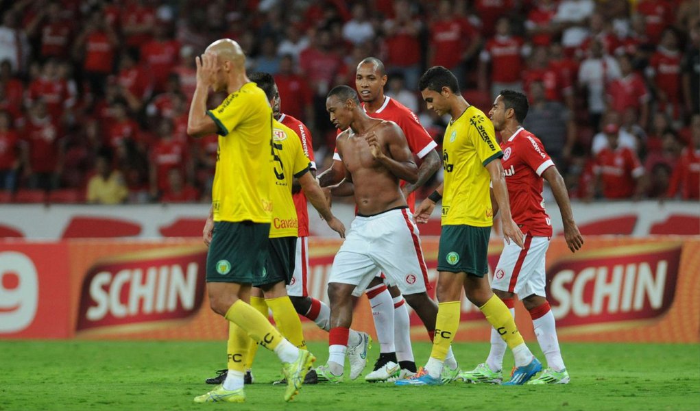 A procuradoria do TJD-RS entregou as denúncias referentes ao jogo do Inter contra o Ypiranga, na última quarta (2), pelo Campeonato Gaúcho/ o clube foi enquadrado por supostas injúrias raciais contra Fabrício e pode levar multa e perder mandos de campo. A Justiça também denunciou o lateral por ofender a torcida; o jogador pode pegar suspensão de até 12 partidas. Os dois julgamentos, que ainda não foram confirmados, ocorram entre terça e quarta-feira da próxima semana. (Foto: Leonardo Lucena) A procuradoria do TJD-RS entregou as denúncias referentes ao jogo do Inter contra o Ypiranga, na última quarta (2), pelo Campeonato Gaúcho/ o clube foi enquadrado por supostas injúrias raciais contra Fabrício e pode levar multa e perder mandos de campo. A Justiça também denunciou o lateral por ofender a torcida; o jogador pode pegar suspensão de até 12 partidas. Os dois julgamentos, que ainda não foram confirmados, ocorram entre terça e quarta-feira da próxima semana.
