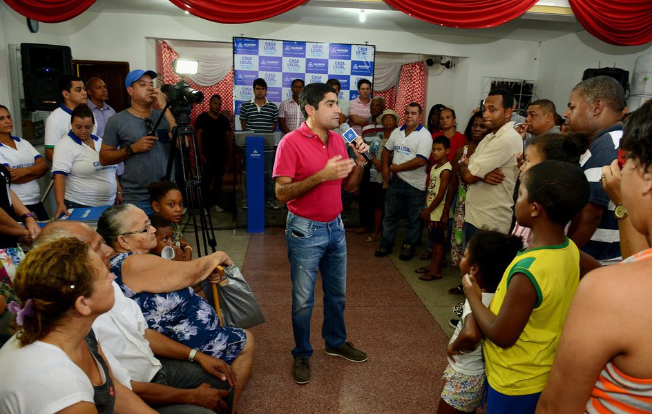 Prefeito ACM Neto entregou alguns títulos pessoalmente e brincou com a presença de tantas mulheres entre as beneficiárias; "Quem realmente manda em casa é a mulher. Agora o marido vai ter de se cuidar porque não vai poder pular o muro, já que o título está no nome da mulher. O título é o que dá segurança definitiva da propriedade à família. Muita gente em Salvador constrói sua casa, dedica trabalho, energia e dinheiro para levantar as paredes de onde vive, mas não tem o título da propriedade", disse o democrata (Foto: Romulo Faro) Prefeito ACM Neto entregou alguns títulos pessoalmente e brincou com a presença de tantas mulheres entre as beneficiárias; "Quem realmente manda em casa é a mulher. Agora o marido vai ter de se cuidar porque não vai poder pular o muro, já que o título está no nome da mulher. O título é o que dá segurança definitiva da propriedade à família. Muita gente em Salvador constrói sua casa, dedica trabalho, energia e dinheiro para levantar as paredes de onde vive, mas não tem o título da propriedade", disse o democrata
