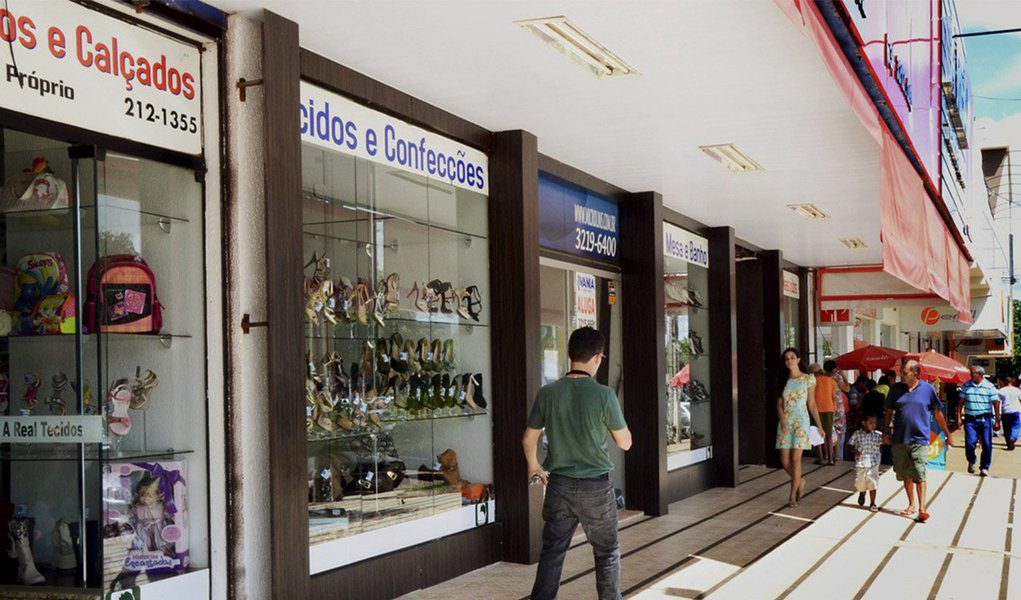 Levantamento realizado pela Universidade Federal do Tocantins (UFT) mostra que a intenção de consumo em Palmas para o Natal teve queda de 16,8%, em comparação com o mesmo período do ano passado; Araguaína também registrou redução de 12%, enquanto Gurupi registrou aumento de 4%; na Capital, maioria disse que iria gastar entre R$ 150 a R$ 250 (Foto: Aquiles Lins) Levantamento realizado pela Universidade Federal do Tocantins (UFT) mostra que a intenção de consumo em Palmas para o Natal teve queda de 16,8%, em comparação com o mesmo período do ano passado; Araguaína também registrou redução de 12%, enquanto Gurupi registrou aumento de 4%; na Capital, maioria disse que iria gastar entre R$ 150 a R$ 250