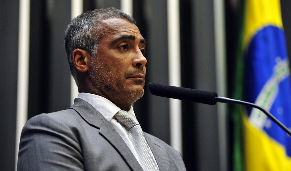 A Primeira Turma do STF arquivou hoje queixa-crime do presidente da CBF, José Maria Marin, contra o senador Romário (PSB-RJ); segundo Marin, o parlamentar deveria responder a uma ação penal por injúria após ter dito que ele era "corrupto e ladrão"; ministros entenderam que declarações foram feitas com o objetivo de criticar, não de cometer o crime de injúria (Foto: Gisele Federicce) A Primeira Turma do STF arquivou hoje queixa-crime do presidente da CBF, José Maria Marin, contra o senador Romário (PSB-RJ); segundo Marin, o parlamentar deveria responder a uma ação penal por injúria após ter dito que ele era "corrupto e ladrão"; ministros entenderam que declarações foram feitas com o objetivo de criticar, não de cometer o crime de injúria