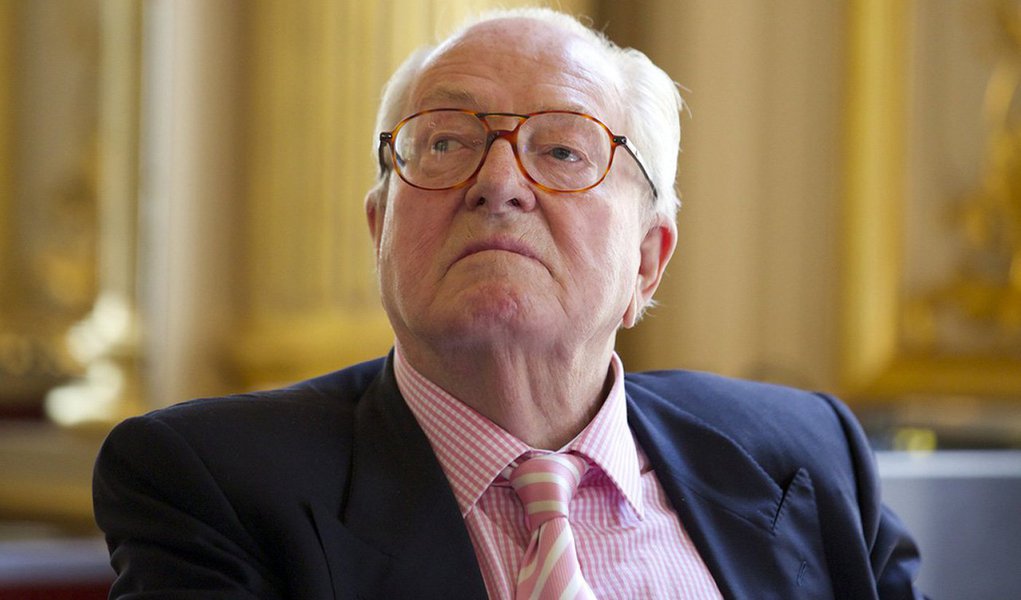 Perguntado pela revista Le Figaro Magazine sobre sua possível candidatura na região sudeste de Provence-Alpes-Côte d'Azur, Jean-Marie Le Pen, fundador do partido de extrema-direita francês Frente Nacional, respondeu: "Não, apesar de achar que eu sou o melhor candidato"; na semana passada, sua visão de que as câmaras de gás nazistas foram um mero "detalhe" da guerra levou sua filha, Marine Le Pen, líder da FN desde 2011, a pedir que o papel de seu pai no partido fosse debatido em uma reunião da executiva da Frente Nacional na sexta-feira (Foto: Roberta Namour) Perguntado pela revista Le Figaro Magazine sobre sua possível candidatura na região sudeste de Provence-Alpes-Côte d'Azur, Jean-Marie Le Pen, fundador do partido de extrema-direita francês Frente Nacional, respondeu: "Não, apesar de achar que eu sou o melhor candidato"; na semana passada, sua visão de que as câmaras de gás nazistas foram um mero "detalhe" da guerra levou sua filha, Marine Le Pen, líder da FN desde 2011, a pedir que o papel de seu pai no partido fosse debatido em uma reunião da executiva da Frente Nacional na sexta-feira