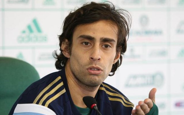 Com um edema na coxa esquerda, o meia se recupera da lesão desde que voltou da seleção do Chile, dez dias atrás. Ele jogou apenas 45 minutos contra o Coritiba, mas visivelmente no sacrifício. (Foto: Luis Mauro Queiroz) Com um edema na coxa esquerda, o meia se recupera da lesão desde que voltou da seleção do Chile, dez dias atrás. Ele jogou apenas 45 minutos contra o Coritiba, mas visivelmente no sacrifício.