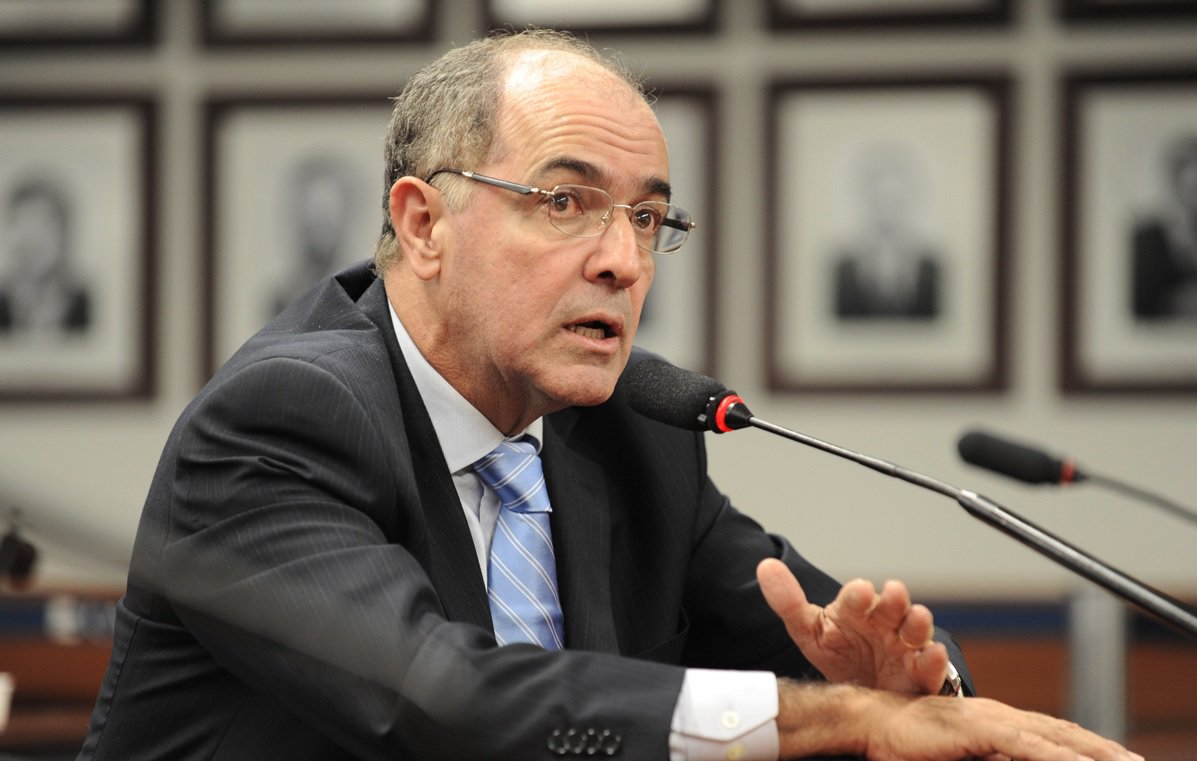 Deputado José Carlos Aleluia, do DEM, alerta para o risco de desemprego de 146 mil nordestinos por causa da não renovação de contratos de energia da Chesf com empresas siderúrgicas e petroquímicas da região, que expiram em julho próximo; ele lembra que no ano passado, o Congresso autorizou renovação do fornecimento direto das geradoras aos grandes consumidores, mas o governo vetou a proposta; "Na última quarta-feira, o veto presidencial entrou na pauta e, depois de ser derrubado na Câmara, acabou sendo mantido no Senado por apenas dois votos de diferença", diz o democrata, que foi presidente da Chesf (Foto: Romulo Faro) Deputado José Carlos Aleluia, do DEM, alerta para o risco de desemprego de 146 mil nordestinos por causa da não renovação de contratos de energia da Chesf com empresas siderúrgicas e petroquímicas da região, que expiram em julho próximo; ele lembra que no ano passado, o Congresso autorizou renovação do fornecimento direto das geradoras aos grandes consumidores, mas o governo vetou a proposta; "Na última quarta-feira, o veto presidencial entrou na pauta e, depois de ser derrubado na Câmara, acabou sendo mantido no Senado por apenas dois votos de diferença", diz o democrata, que foi presidente da Chesf