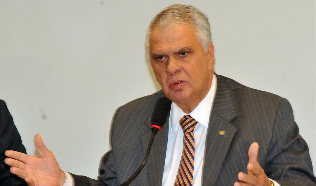 O deputado José Carlos Araújo (PSD-BA) foi eleito nesta quinta (12) para a presidência do Conselho de Ética e Decoro Parlamentar da Câmara; ele venceu o colega Arnaldo Faria de Sá (PTB-SP) por 13 votos a 8; esta é a terceira vez que o deputado José Carlos Araújo preside o Conselho de Ética (Foto: Valter Lima) O deputado José Carlos Araújo (PSD-BA) foi eleito nesta quinta (12) para a presidência do Conselho de Ética e Decoro Parlamentar da Câmara; ele venceu o colega Arnaldo Faria de Sá (PTB-SP) por 13 votos a 8; esta é a terceira vez que o deputado José Carlos Araújo preside o Conselho de Ética