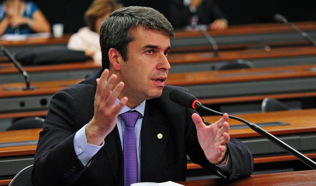Deputado federal Rodrigo Bethlem (PMDB-RJ) é acusado de desvio de recursos enquanto ocupava a Secretaria Municipal de Assistência Social do Rio, na administração do prefeito Eduardo Paes; processo na Câmara vai investigar quebra de decoro parlamentar (Foto: Gisele Federicce) Deputado federal Rodrigo Bethlem (PMDB-RJ) é acusado de desvio de recursos enquanto ocupava a Secretaria Municipal de Assistência Social do Rio, na administração do prefeito Eduardo Paes; processo na Câmara vai investigar quebra de decoro parlamentar