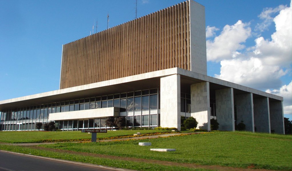 A próxima reunião do Conselho de Transparência e Controle Social do DF será realizada na quarta-feira (13) no Palácio do Buriti; dezessete conselheiros debaterão a proposta de regimento do colegiado que está sendo elaborada por uma comissão interna; antes, as cadeiras eram divididas entre representantes do governo e da sociedade civil; com a mudança do governo Rodrigo Rollemberg, somente a sociedade civil participa do colegiado; ao Executivo, cabe o apoio logístico e a disponibilidade de dados, quando solicitados (Foto: Leonardo Lucena) A próxima reunião do Conselho de Transparência e Controle Social do DF será realizada na quarta-feira (13) no Palácio do Buriti; dezessete conselheiros debaterão a proposta de regimento do colegiado que está sendo elaborada por uma comissão interna; antes, as cadeiras eram divididas entre representantes do governo e da sociedade civil; com a mudança do governo Rodrigo Rollemberg, somente a sociedade civil participa do colegiado; ao Executivo, cabe o apoio logístico e a disponibilidade de dados, quando solicitados