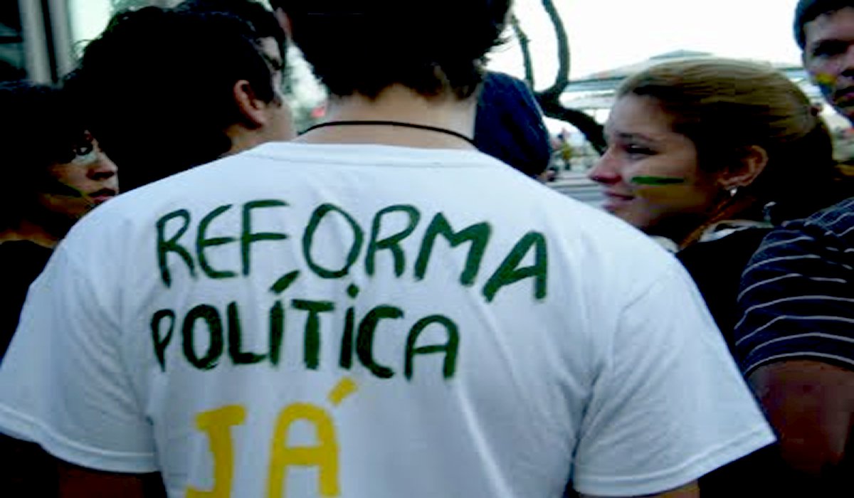 O encontro, marcado para esta sexta-feira, 6, contará com a presença do deputado federal Marcelo Castro (PMDB-PI), relator da matéria. São aguardados ainda representantes da OAB, TRE, PGR e CNBB. O debate é parte da agenda da Comissão Especial da Reforma Política da Câmara dos Deputados. O Ceará é um dos primeiros estados a receber as atividades da Comissão (Foto: Renata Paiva) O encontro, marcado para esta sexta-feira, 6, contará com a presença do deputado federal Marcelo Castro (PMDB-PI), relator da matéria. São aguardados ainda representantes da OAB, TRE, PGR e CNBB. O debate é parte da agenda da Comissão Especial da Reforma Política da Câmara dos Deputados. O Ceará é um dos primeiros estados a receber as atividades da Comissão