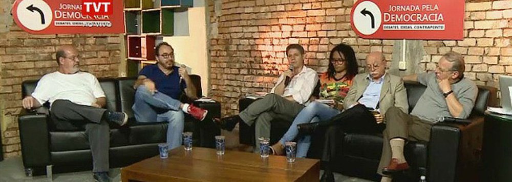 Centenas de pessoas participaram da Jornada pela Democracia, realizada na sede de coletivos em uma rua no bairro da Bela Vista, o Bexiga, neste domingo, para discutir o momento político e econômico do Brasil, os limites das transformações sociais dos últimos anos, o papel dos meios de comunicação e a importância da cidadania para o desenvolvimento; grupo manifestou preocupação com medidas como redução da maioridade penal e ampliação da terceirização (Foto: Roberta Namour) Centenas de pessoas participaram da Jornada pela Democracia, realizada na sede de coletivos em uma rua no bairro da Bela Vista, o Bexiga, neste domingo, para discutir o momento político e econômico do Brasil, os limites das transformações sociais dos últimos anos, o papel dos meios de comunicação e a importância da cidadania para o desenvolvimento; grupo manifestou preocupação com medidas como redução da maioridade penal e ampliação da terceirização
