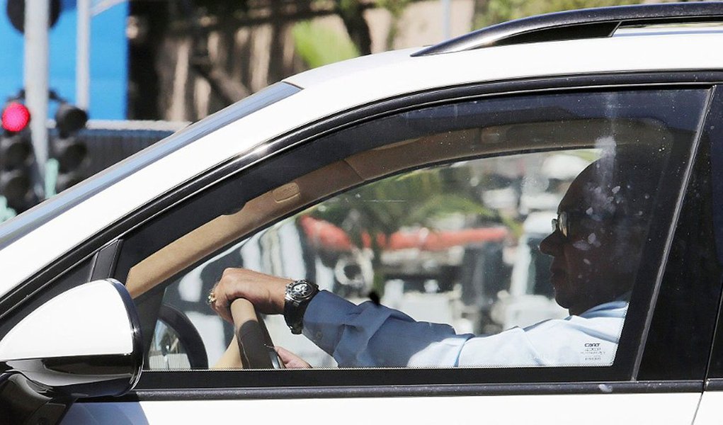 A Corregedoria Regional da Justiça Federal investigará o juiz federal Flávio Roberto de Souza, titular, da 3ª Vara Federal Criminal do Rio de Janeiro, para "apurar os indícios de irregularidades na atuação do magistrado"; o juiz foi flagrado dirigindo um dos carros apreendidos do empresário e também havia determinado que um piano de Eike ficasse sob a guarda de um vizinho seu (Foto: Leonardo Lucena) A Corregedoria Regional da Justiça Federal investigará o juiz federal Flávio Roberto de Souza, titular, da 3ª Vara Federal Criminal do Rio de Janeiro, para "apurar os indícios de irregularidades na atuação do magistrado"; o juiz foi flagrado dirigindo um dos carros apreendidos do empresário e também havia determinado que um piano de Eike ficasse sob a guarda de um vizinho seu