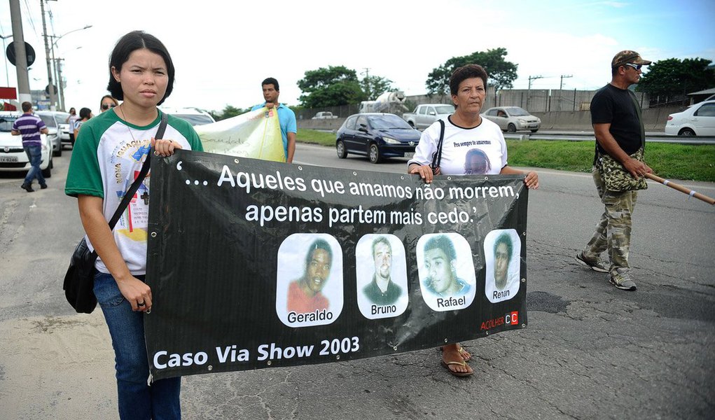 Parentes de vítimas e militantes de direitos humanos fizeram uma caminhada pela Rodovia Presidente Dutra até a Rua Gama, em Nova Iguaçu, na Baixada Fluminense, para marcar os dez anos dos assassinatos em massa que ficaram conhecidos como Chacina da Baixada; na noite do dia 31 de março de 2005, um grupo de PMs descontente com a troca de comando no batalhão, após uma reunião em um bar, saiu atirando em inocentes em Nova Iguaçu e em Queimados, matando 29 pessoas (Foto: Leonardo Lucena) Parentes de vítimas e militantes de direitos humanos fizeram uma caminhada pela Rodovia Presidente Dutra até a Rua Gama, em Nova Iguaçu, na Baixada Fluminense, para marcar os dez anos dos assassinatos em massa que ficaram conhecidos como Chacina da Baixada; na noite do dia 31 de março de 2005, um grupo de PMs descontente com a troca de comando no batalhão, após uma reunião em um bar, saiu atirando em inocentes em Nova Iguaçu e em Queimados, matando 29 pessoas