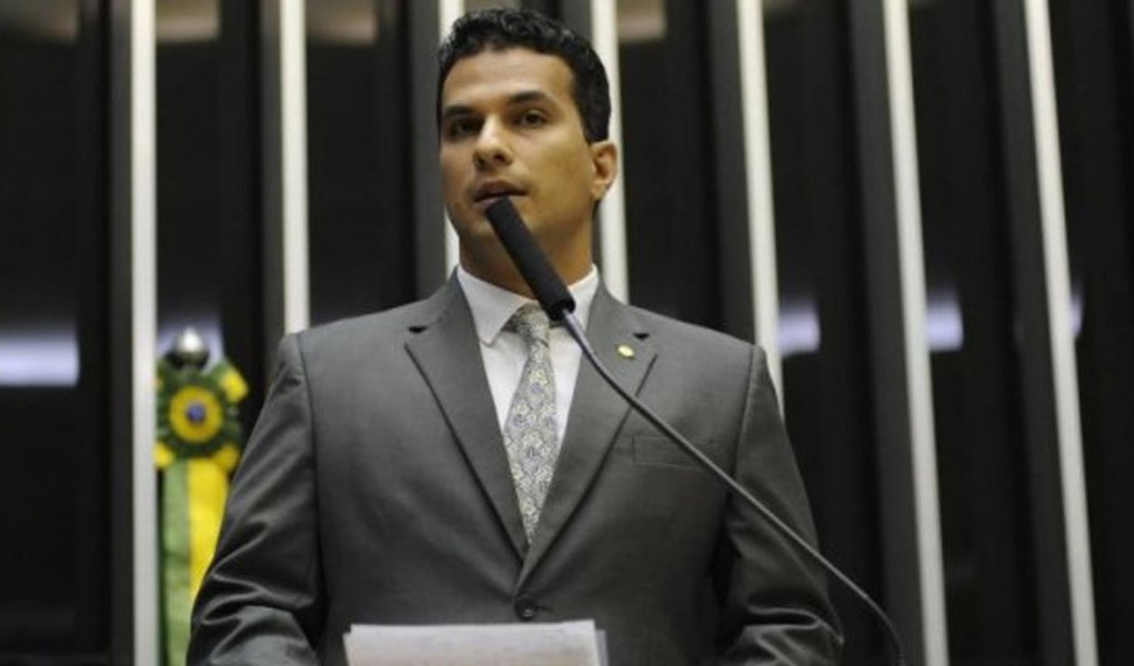 Durante posse dos membros das Comissões Provisórias do PSD de municípios do interior do estado, nessa segunda-feira, 13, o presidente regional do PSD, deputado Irajá Abreu, falou sobre o recolhimento das assinaturas de apoio para a recriação do Partido Liberal (PL); segundo a assessoria do PSD, em menos de 60 dias foram recolhidas no Tocantins 15.616 assinaturas, sendo o Estado que proporcionalmente mais arrecadou assinaturas no Brasil; articuladores do PL entraram com pedido de criação no TSE no dia 23 de março; no pedido, os aliados do ministro Gilberto Kassab (PSD), apontado como líder da recriação do PL, dizem já ter as quase 500 mil assinaturas de apoio necessárias para que o partido seja criado (Foto: Aquiles Lins) Durante posse dos membros das Comissões Provisórias do PSD de municípios do interior do estado, nessa segunda-feira, 13, o presidente regional do PSD, deputado Irajá Abreu, falou sobre o recolhimento das assinaturas de apoio para a recriação do Partido Liberal (PL); segundo a assessoria do PSD, em menos de 60 dias foram recolhidas no Tocantins 15.616 assinaturas, sendo o Estado que proporcionalmente mais arrecadou assinaturas no Brasil; articuladores do PL entraram com pedido de criação no TSE no dia 23 de março; no pedido, os aliados do ministro Gilberto Kassab (PSD), apontado como líder da recriação do PL, dizem já ter as quase 500 mil assinaturas de apoio necessárias para que o partido seja criado