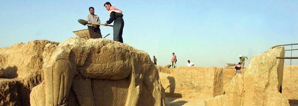 Combatentes do Estado Islâmico saquearam e devastaram a antiga cidade assíria de Nimrud, informou o governo iraquiano, no mais recente ataque dos militantes a alguns dos maiores tesouros arqueológicos e culturais do mundo; o grupo ultrarradical islâmico sunita, que considera a herança cultural pré-islâmica do Iraque como idolatria, saqueou a cidade de cerca de 3.000 anos, situada às margens do rio Tigre; ataque ocorre apenas uma semana após a divulgação de um vídeo mostrando forças do Estado Islâmico esmagando estátuas e esculturas de museus em Mossul (Foto: Paulo Emílio) Combatentes do Estado Islâmico saquearam e devastaram a antiga cidade assíria de Nimrud, informou o governo iraquiano, no mais recente ataque dos militantes a alguns dos maiores tesouros arqueológicos e culturais do mundo; o grupo ultrarradical islâmico sunita, que considera a herança cultural pré-islâmica do Iraque como idolatria, saqueou a cidade de cerca de 3.000 anos, situada às margens do rio Tigre; ataque ocorre apenas uma semana após a divulgação de um vídeo mostrando forças do Estado Islâmico esmagando estátuas e esculturas de museus em Mossul