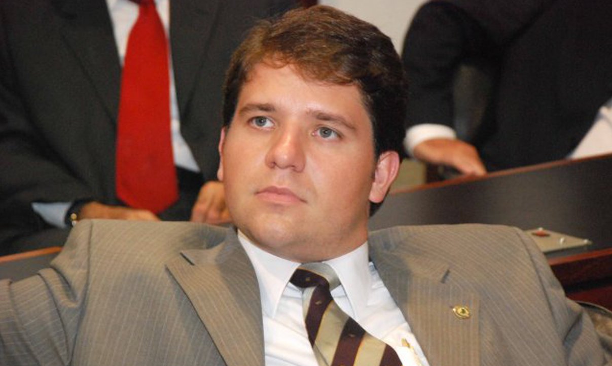 Deputado federal não conseguiu se reeleger e, mesmo na primeira suplência, diz que não tem interesse em assumir mandato; seus planos seriam a recuperação da imagem, arranhada pela Operação Lava Jato, para candidatar-se à prefeitura de Entre Rios, sua cidade natal, em 2016; “Foi um momento muito difícil. Se falou muito de mim, levei uma culpa muito forte de coisas que eu não tive nada a ver na Petrobras”, desabafa; apelidado de “bebê Johnson” pelo doleiro Alberto Youssef, Argôlo nega acusações e se disse usado para fins políticos: “Quiseram me colocar como ‘boi de piranha’” (Foto: Realle Palazzo-Martini) Deputado federal não conseguiu se reeleger e, mesmo na primeira suplência, diz que não tem interesse em assumir mandato; seus planos seriam a recuperação da imagem, arranhada pela Operação Lava Jato, para candidatar-se à prefeitura de Entre Rios, sua cidade natal, em 2016; “Foi um momento muito difícil. Se falou muito de mim, levei uma culpa muito forte de coisas que eu não tive nada a ver na Petrobras”, desabafa; apelidado de “bebê Johnson” pelo doleiro Alberto Youssef, Argôlo nega acusações e se disse usado para fins políticos: “Quiseram me colocar como ‘boi de piranha’”