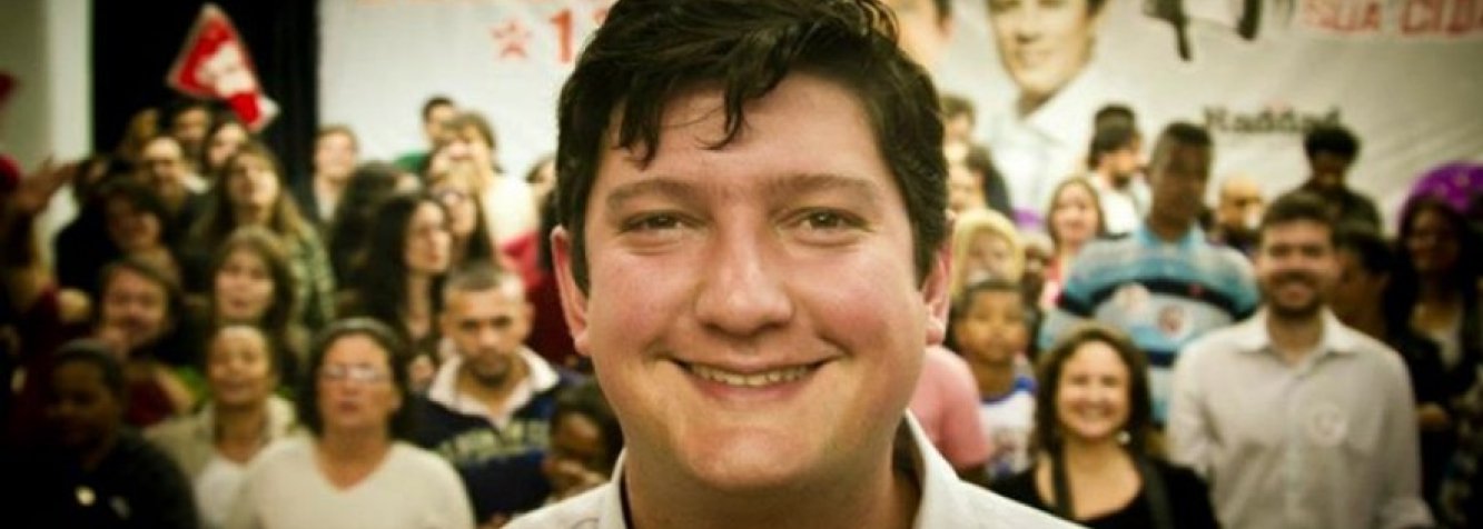 Em entrevista ao 247, o secretário nacional de Juventude, Gabriel Medina, critica a PEC que reduz de 18 para 16 anos a maioridade penal no Brasil, cuja tramitação foi aprovada pela CCJ da Câmara na última terça-feira 31; para ele, a proposta representa "uma sociedade doente, que não sabe formar seus jovens"; "Se a única saída é o encarceramento, estamos decretando uma falência completa", afirma; Medina acredita que medidas socioeducativas são o melhor caminho para o jovem infrator, que é uma "vítima da violência", e não a punição; "É preciso também colocar limites, mas isso não se faz com porrada, e sim com acolhimento, com afeto, diálogo. A punição definitivamente não é o melhor modelo de ressocialização" (Foto: Aline Lima) Em entrevista ao 247, o secretário nacional de Juventude, Gabriel Medina, critica a PEC que reduz de 18 para 16 anos a maioridade penal no Brasil, cuja tramitação foi aprovada pela CCJ da Câmara na última terça-feira 31; para ele, a proposta representa "uma sociedade doente, que não sabe formar seus jovens"; "Se a única saída é o encarceramento, estamos decretando uma falência completa", afirma; Medina acredita que medidas socioeducativas são o melhor caminho para o jovem infrator, que é uma "vítima da violência", e não a punição; "É preciso também colocar limites, mas isso não se faz com porrada, e sim com acolhimento, com afeto, diálogo. A punição definitivamente não é o melhor modelo de ressocialização"