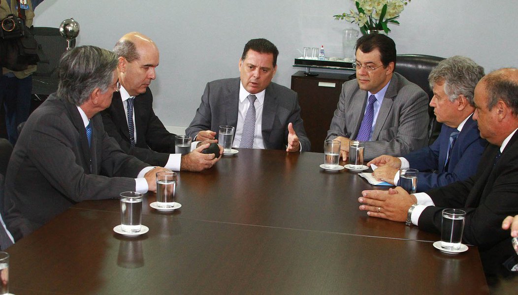 Com a presença do ministro Eduardo Braga, União e governo estadual acertaram a conclusão do processo de federalização da Celg; “A Eletrobras cumpriu todos os acordos com o Estado. Esse é um momento que simboliza a transferência definitiva, da garantia de investimentos para as demandas de um Estado", disse Marconi Perillo; Eletrobras passa a ser dona majoritária das ações da companhia goiana; ministro aproveitou evento para anunciar investimentos de R$ 400 milhões ao ano, principalmente nas redes de distribuição (Foto: José Barbacena) Com a presença do ministro Eduardo Braga, União e governo estadual acertaram a conclusão do processo de federalização da Celg; “A Eletrobras cumpriu todos os acordos com o Estado. Esse é um momento que simboliza a transferência definitiva, da garantia de investimentos para as demandas de um Estado", disse Marconi Perillo; Eletrobras passa a ser dona majoritária das ações da companhia goiana; ministro aproveitou evento para anunciar investimentos de R$ 400 milhões ao ano, principalmente nas redes de distribuição