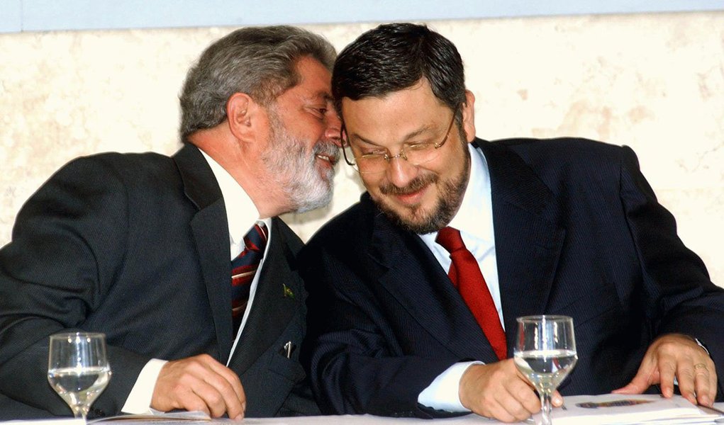 Ex-ministro da Casa Civil Antonio Palocci tem participado de discussões promovidas pelo Instituto Lula sobre a atual crise política; nesta segunda (30), ele esteve presente na conversa com o novo ministro da Educação, Renato Janine Ribeiro, comandada pelo ex-presidente Lula; defensor do ajuste fiscal, Palocci seria visto como uma ponte com a classe média e o empresariado (Foto: Roberta Namour) Ex-ministro da Casa Civil Antonio Palocci tem participado de discussões promovidas pelo Instituto Lula sobre a atual crise política; nesta segunda (30), ele esteve presente na conversa com o novo ministro da Educação, Renato Janine Ribeiro, comandada pelo ex-presidente Lula; defensor do ajuste fiscal, Palocci seria visto como uma ponte com a classe média e o empresariado