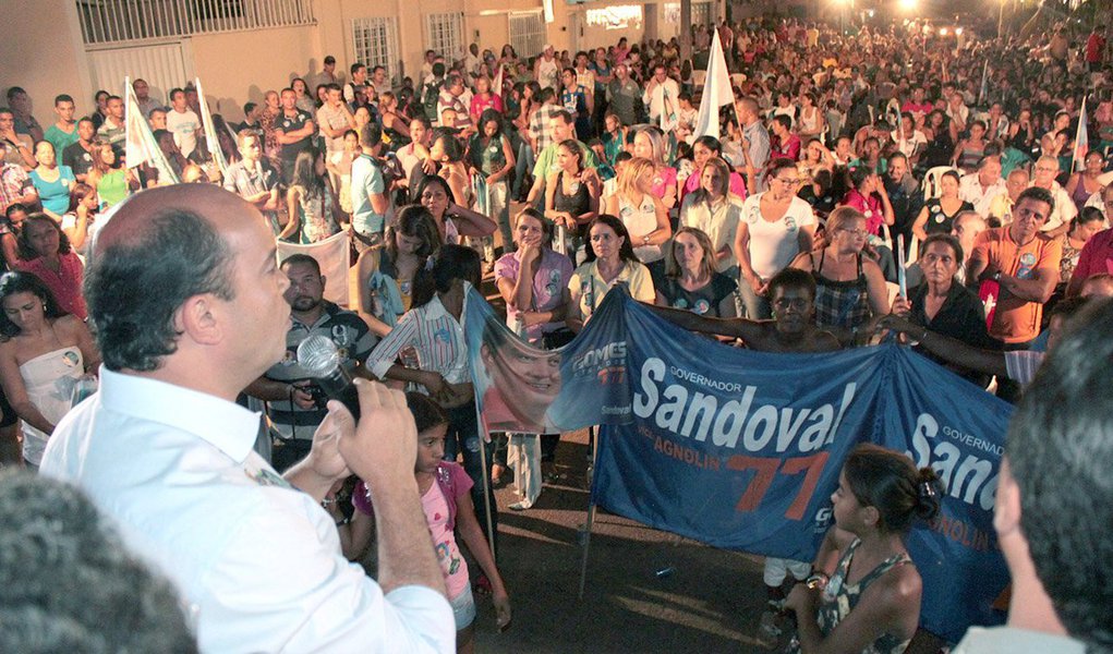 O governador Sandoval Cardoso, candidato à reeleição pela coligação "A mudança que a gente vê", participou de duas reuniões na noite desta terça-feira, 2, na região sul de Palmas; Sandoval reafirmou seu compromisso em resolver os problemas da Saúde; Sandoval disse ainda que seus adversários não possuem credibilidade para afirmar que solucionarão os problemas da Saúde; "Tiveram sete anos para resolver os problemas e não fizeram" (Foto: Aquiles Lins) O governador Sandoval Cardoso, candidato à reeleição pela coligação "A mudança que a gente vê", participou de duas reuniões na noite desta terça-feira, 2, na região sul de Palmas; Sandoval reafirmou seu compromisso em resolver os problemas da Saúde; Sandoval disse ainda que seus adversários não possuem credibilidade para afirmar que solucionarão os problemas da Saúde; "Tiveram sete anos para resolver os problemas e não fizeram"