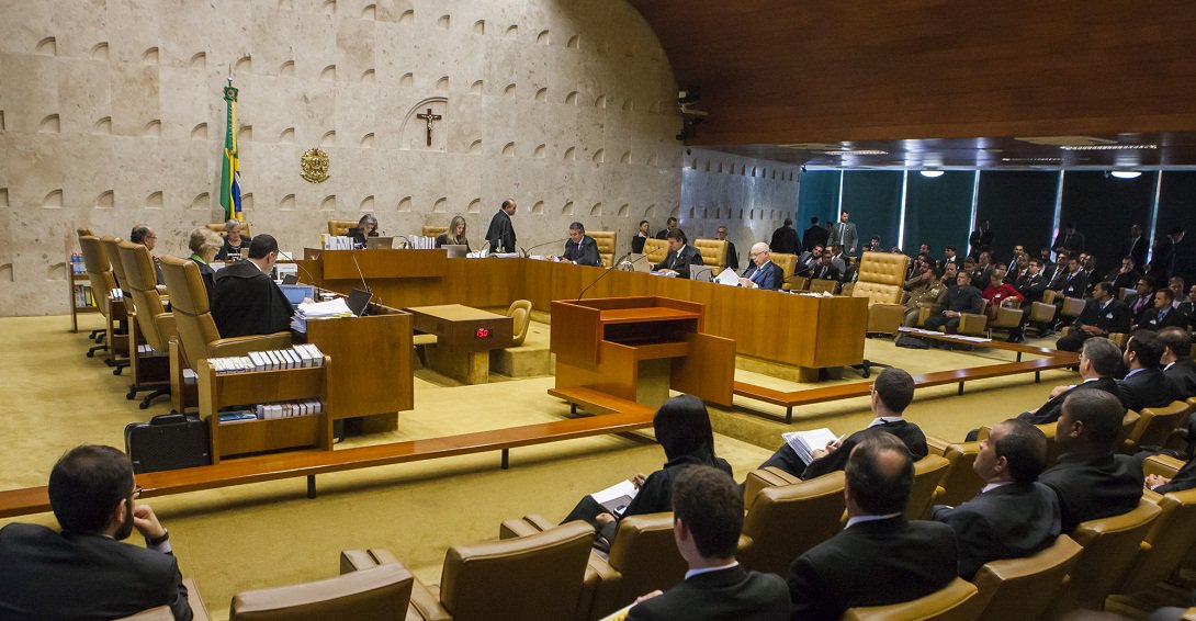 Plenário do Supremo Tribunal Federal (STF) declarou nesta quinta-feira a inconstitucionalidade da Lei 17.882/2012, do Estado de Goiás, que instituiu o Serviço de Interesse Militar Voluntário na Polícia Militar e no Corpo de Bombeiros Militar; ministro Luiz Fuz, que era o relator, justificou que os voluntários militares temporários de Goiás, recebem subsídios, estão sujeitos à lei militar, exercem a função de polícia, com porte de arma, mas não foram aprovados em concurso público; Polícia Militar diz que espera posicionamento da Procuradoria-Geral do Estado para saber o que fazer com os 2,5 mil policiais (Foto: José Barbacena) Plenário do Supremo Tribunal Federal (STF) declarou nesta quinta-feira a inconstitucionalidade da Lei 17.882/2012, do Estado de Goiás, que instituiu o Serviço de Interesse Militar Voluntário na Polícia Militar e no Corpo de Bombeiros Militar; ministro Luiz Fuz, que era o relator, justificou que os voluntários militares temporários de Goiás, recebem subsídios, estão sujeitos à lei militar, exercem a função de polícia, com porte de arma, mas não foram aprovados em concurso público; Polícia Militar diz que espera posicionamento da Procuradoria-Geral do Estado para saber o que fazer com os 2,5 mil policiais