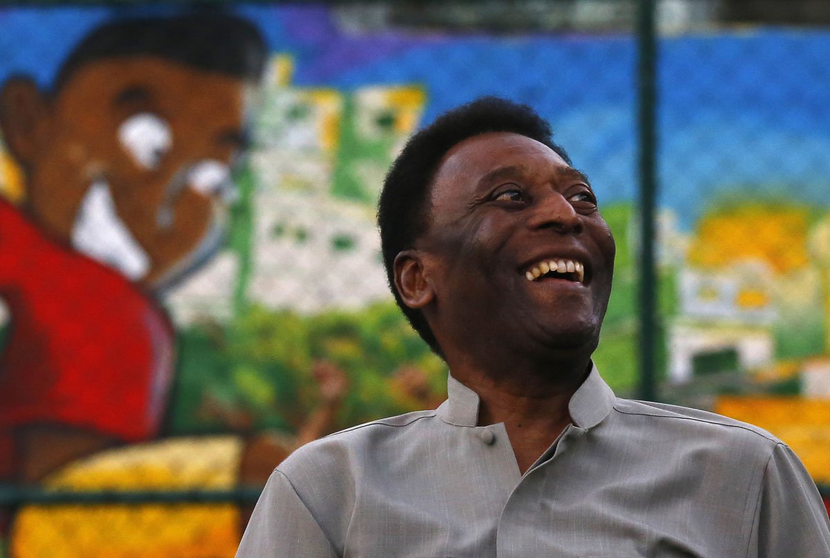 Brazilian soccer legend Pele laughs during the inauguration of a refurbished soccer field at the Mineira slum in Rio de Janeiro September 10, 2014. The soccer pitch was refurbished by Anglo-Dutch oil company Royal Dutch Shell using underground tiles which (Foto: Paulo Emílio) Brazilian soccer legend Pele laughs during the inauguration of a refurbished soccer field at the Mineira slum in Rio de Janeiro September 10, 2014. The soccer pitch was refurbished by Anglo-Dutch oil company Royal Dutch Shell using underground tiles which