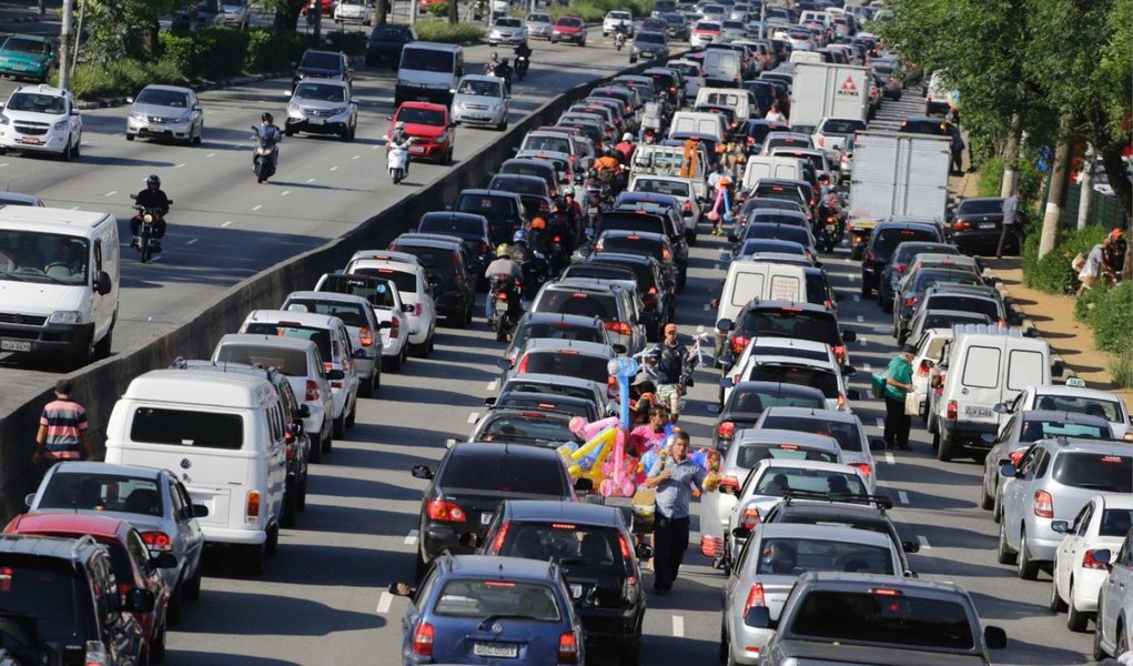 A empresa holandesa de tecnologia de transporte TomTom fez um estudo, divulgado apontado o Rio como o oitavo pior trânsito na hora do rush do final da tarde no mundo em 2014; a capital fluminense ocupa a terceira posição entre as 146 grandes cidades mais congestionadas quando analisado o dia inteiro, mantendo a colocação do índice divulgado pela empresa em 2013, atrás apenas de Istambul, na Turquia, e da Cidade do México (Foto: Leonardo Lucena) A empresa holandesa de tecnologia de transporte TomTom fez um estudo, divulgado apontado o Rio como o oitavo pior trânsito na hora do rush do final da tarde no mundo em 2014; a capital fluminense ocupa a terceira posição entre as 146 grandes cidades mais congestionadas quando analisado o dia inteiro, mantendo a colocação do índice divulgado pela empresa em 2013, atrás apenas de Istambul, na Turquia, e da Cidade do México