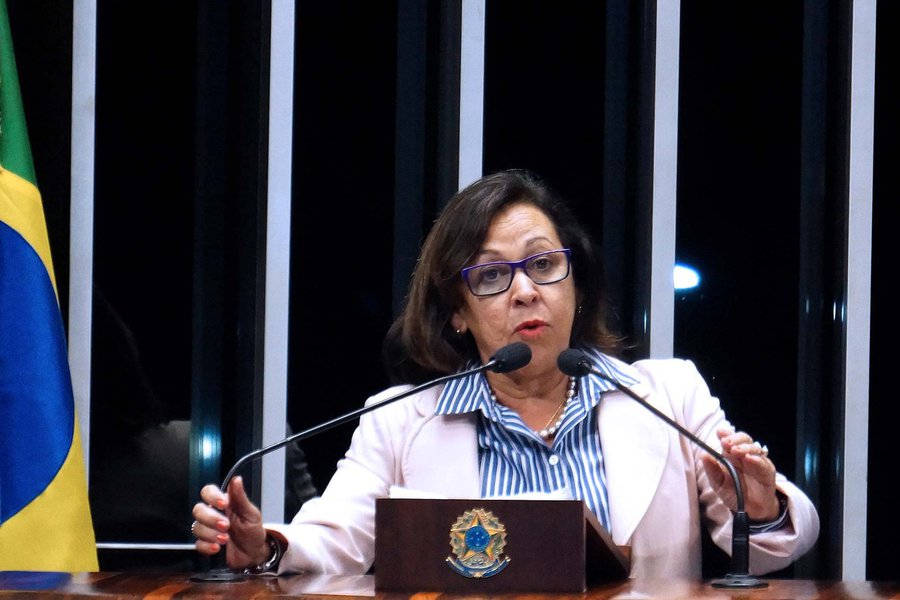 Avessa à proposta de redução da maioridade penal, a senadora baiana Lídice da Mata, do PSB, disse no plenário da Câmara que o Estado não pode virar justiceiro e que a proteção às crianças e adolescentes é o caminho correto; "A questão da redução da maioridade penal exige uma racionalidade grande e um compromisso profundo com os direitos dos cidadãos em nosso País e, acima de tudo, um amplo debate sobre a situação de segurança", afirma (Foto: Romulo Faro) Avessa à proposta de redução da maioridade penal, a senadora baiana Lídice da Mata, do PSB, disse no plenário da Câmara que o Estado não pode virar justiceiro e que a proteção às crianças e adolescentes é o caminho correto; "A questão da redução da maioridade penal exige uma racionalidade grande e um compromisso profundo com os direitos dos cidadãos em nosso País e, acima de tudo, um amplo debate sobre a situação de segurança", afirma