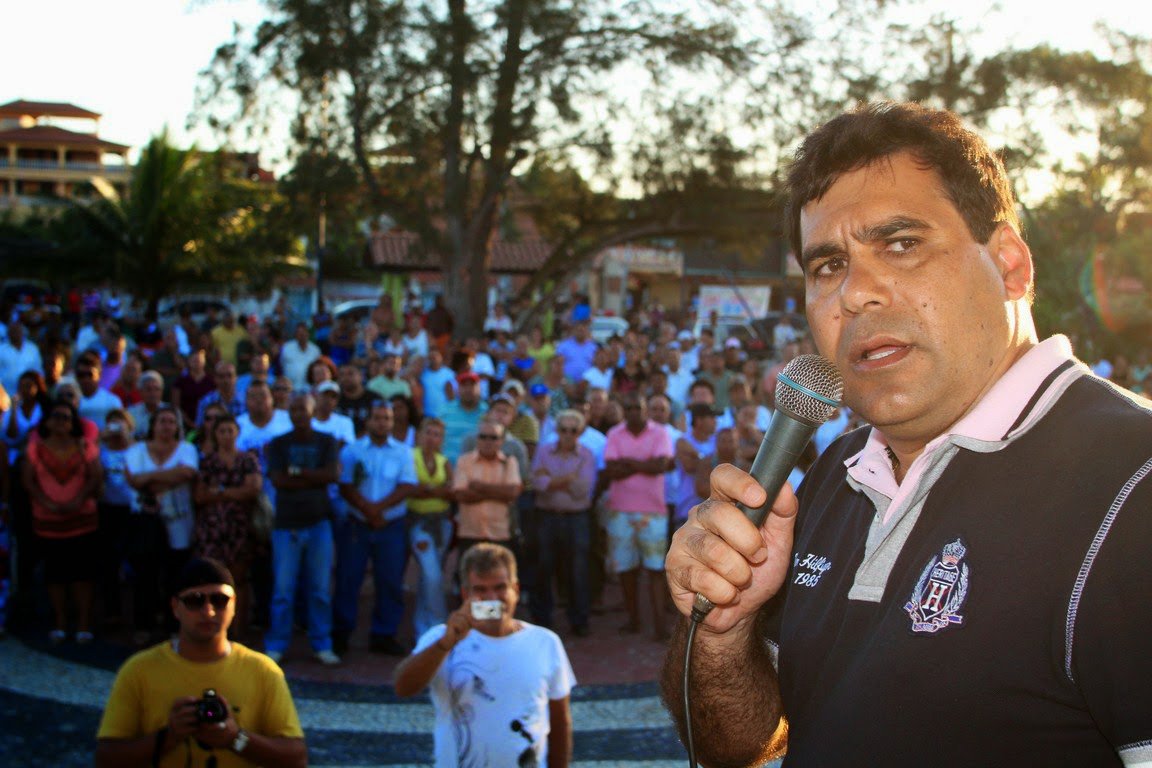 O Tribunal Regional Eleitoral do Rio de Janeiro (TRE-RJ) manteve a cassação do prefeito de Arraial do Cabo, Wanderson Cardoso de Brito, o Andinho (PMDB), e de seu vice, Reginal Mendes Leite (PT); eles são acusados de abuso de poder político, segundo o TRE, por entregar certidões do Imposto Predial e Territorial Urbano a moradores de bairros carentes, em 2012, levando-os a acreditar que estariam regularizando a posse dos imóveis em que moravam; município terá nova eleição (Foto: Leonardo Lucena) O Tribunal Regional Eleitoral do Rio de Janeiro (TRE-RJ) manteve a cassação do prefeito de Arraial do Cabo, Wanderson Cardoso de Brito, o Andinho (PMDB), e de seu vice, Reginal Mendes Leite (PT); eles são acusados de abuso de poder político, segundo o TRE, por entregar certidões do Imposto Predial e Territorial Urbano a moradores de bairros carentes, em 2012, levando-os a acreditar que estariam regularizando a posse dos imóveis em que moravam; município terá nova eleição