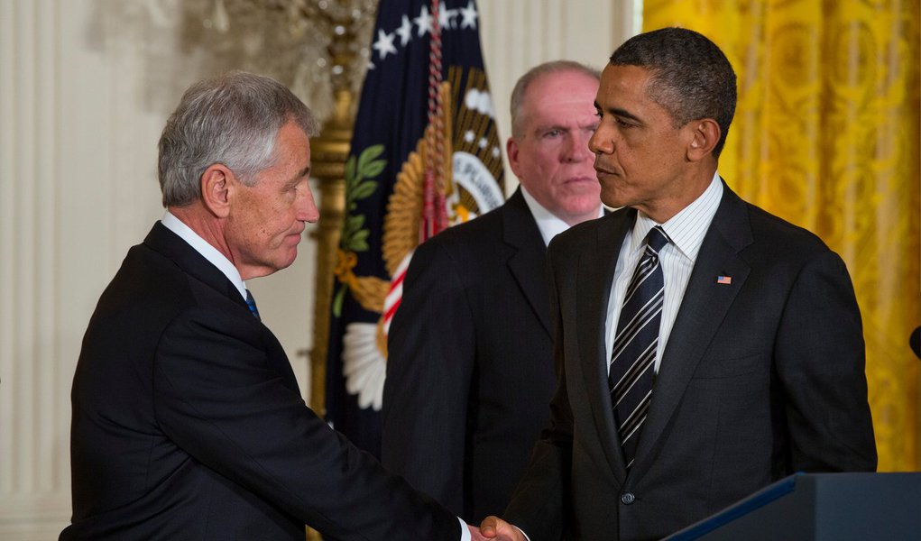 A Casa Branca informou que o presidente dos Estados Unidos, Barack Obama, e o secretário de Defesa, Chuck Hagel, "chegaram juntos" à decisão para que Hagel deixasse o cargo; Hagel pediu demissão nesta segunda-feira, a primeira grande alteração no gabinete de Obama desde a dura derrota sofrida pelos democratas nas eleições legislativas de três semanas atrás (Foto: Gisele Federicce) A Casa Branca informou que o presidente dos Estados Unidos, Barack Obama, e o secretário de Defesa, Chuck Hagel, "chegaram juntos" à decisão para que Hagel deixasse o cargo; Hagel pediu demissão nesta segunda-feira, a primeira grande alteração no gabinete de Obama desde a dura derrota sofrida pelos democratas nas eleições legislativas de três semanas atrás